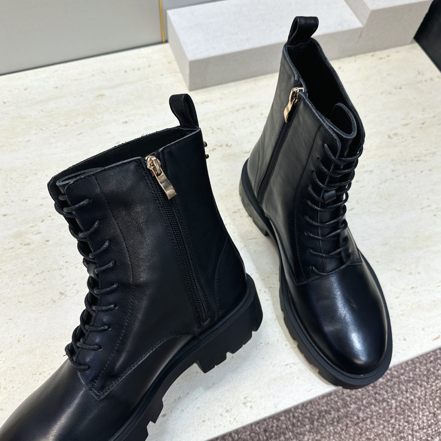 CELINE 2026秋冬新款系带机车女短靴 瑟琳字母logo厚底低跟圆头骑士军靴 材质鞋面进口小牛皮/进口羊猄皮+水染 CELINE 2026秋冬新款系带机车女短靴 瑟琳字母logo厚底低跟圆头骑士军靴 材质鞋面进口小牛皮/进口羊猄皮+水染