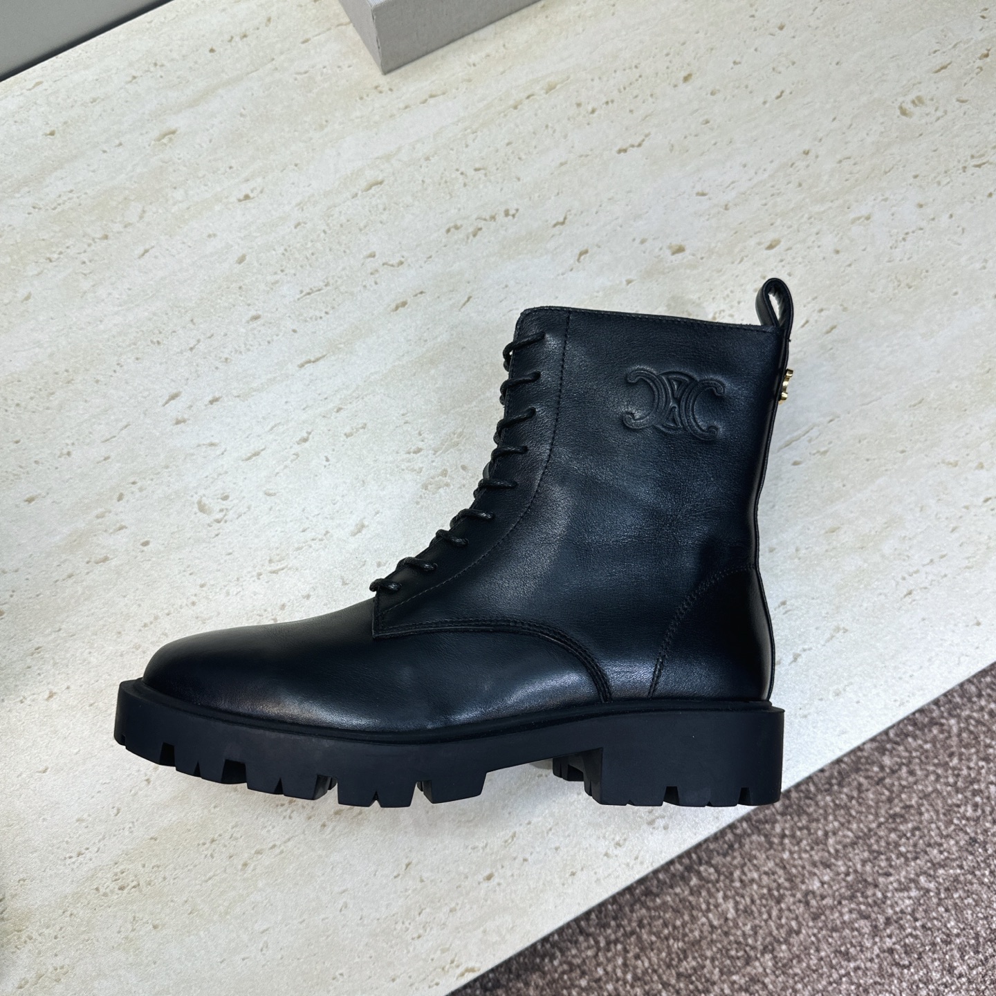 CELINE 2026秋冬新款系带机车女短靴 瑟琳字母logo厚底低跟圆头骑士军靴 材质鞋面进口小牛皮/进口羊猄皮+水染 CELINE 2026秋冬新款系带机车女短靴 瑟琳字母logo厚底低跟圆头骑士军靴 材质鞋面进口小牛皮/进口羊猄皮+水染