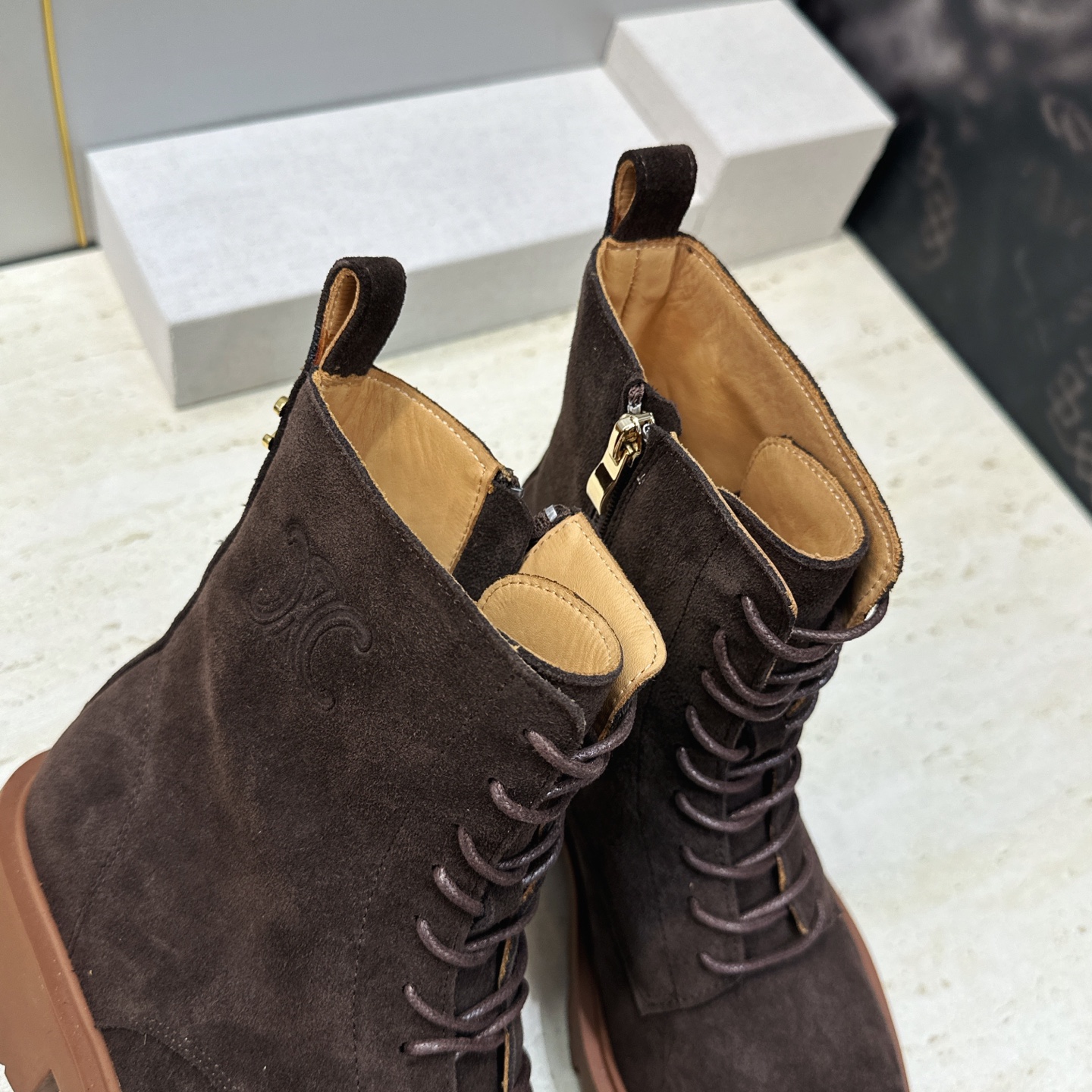 CELINE 2026秋冬新款系带机车女短靴 瑟琳字母logo厚底低跟圆头骑士军靴 材质鞋面进口小牛皮/进口羊猄皮+水染 CELINE 2026秋冬新款系带机车女短靴 瑟琳字母logo厚底低跟圆头骑士军靴 材质鞋面进口小牛皮/进口羊猄皮+水染