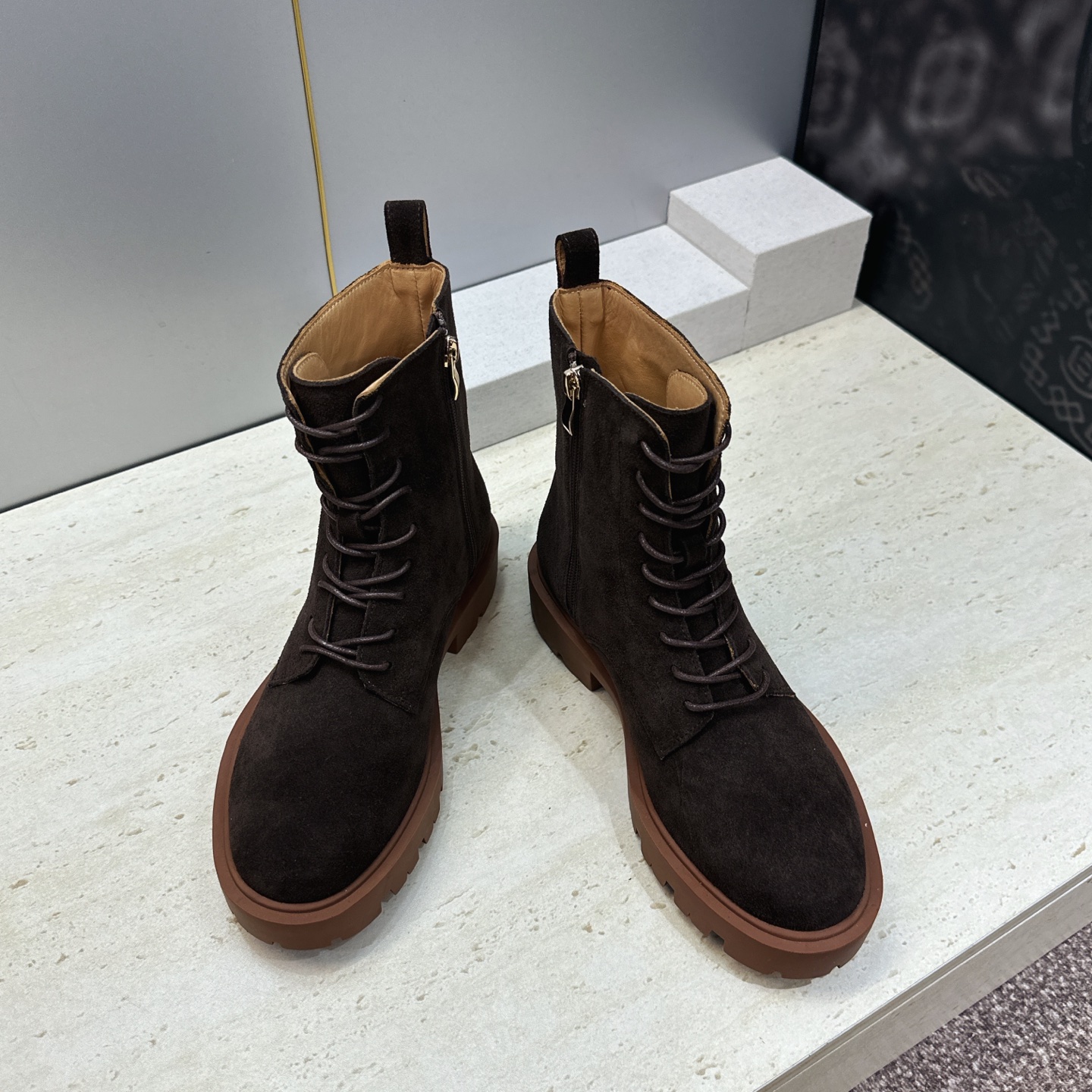 CELINE 2026秋冬新款系带机车女短靴 瑟琳字母logo厚底低跟圆头骑士军靴 材质鞋面进口小牛皮/进口羊猄皮+水染 CELINE 2026秋冬新款系带机车女短靴 瑟琳字母logo厚底低跟圆头骑士军靴 材质鞋面进口小牛皮/进口羊猄皮+水染