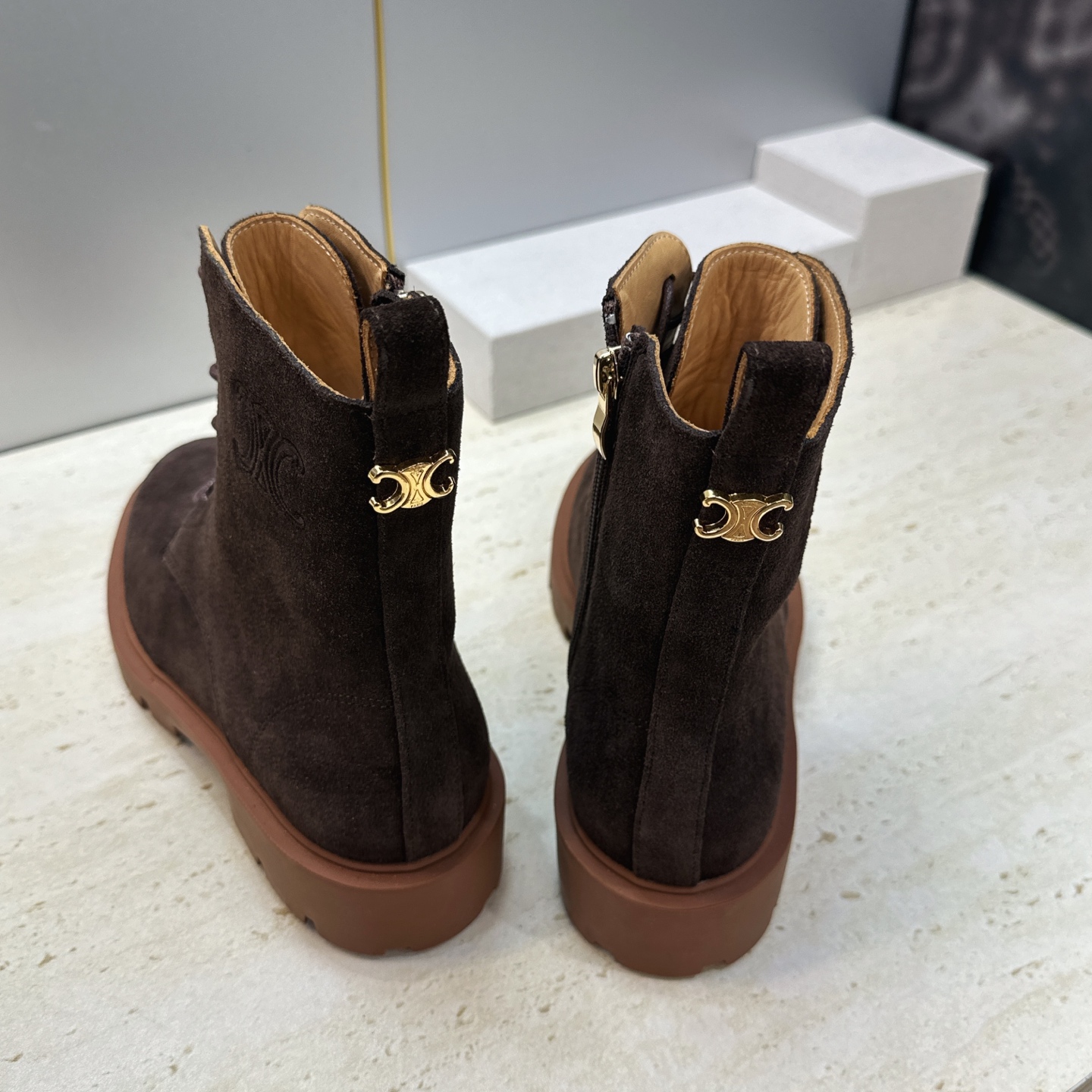 CELINE 2026秋冬新款系带机车女短靴 瑟琳字母logo厚底低跟圆头骑士军靴 材质鞋面进口小牛皮/进口羊猄皮+水染 CELINE 2026秋冬新款系带机车女短靴 瑟琳字母logo厚底低跟圆头骑士军靴 材质鞋面进口小牛皮/进口羊猄皮+水染