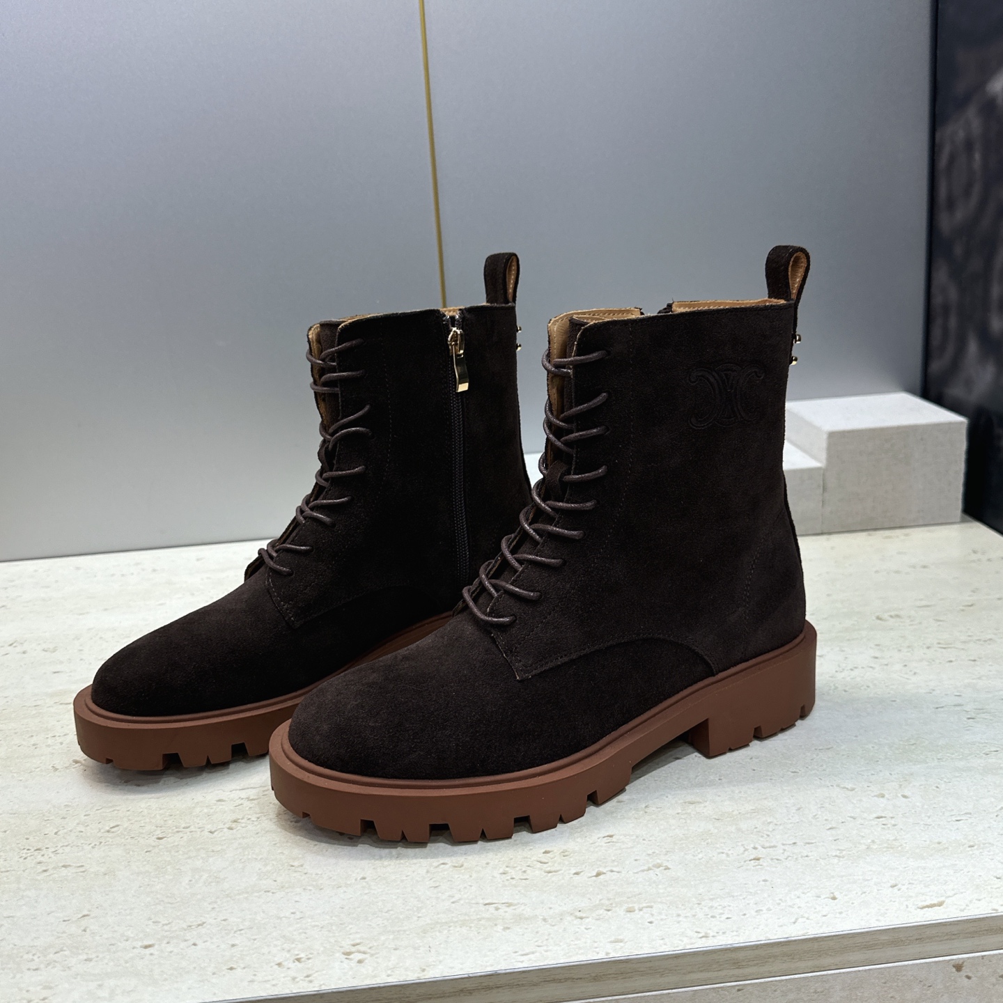 CELINE 2026秋冬新款系带机车女短靴 瑟琳字母logo厚底低跟圆头骑士军靴 材质鞋面进口小牛皮/进口羊猄皮+水染 CELINE 2026秋冬新款系带机车女短靴 瑟琳字母logo厚底低跟圆头骑士军靴 材质鞋面进口小牛皮/进口羊猄皮+水染