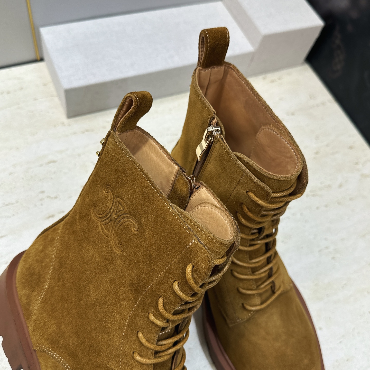 CELINE 2026秋冬新款系带机车女短靴 瑟琳字母logo厚底低跟圆头骑士军靴 材质鞋面进口小牛皮/进口羊猄皮+水染 CELINE 2026秋冬新款系带机车女短靴 瑟琳字母logo厚底低跟圆头骑士军靴 材质鞋面进口小牛皮/进口羊猄皮+水染