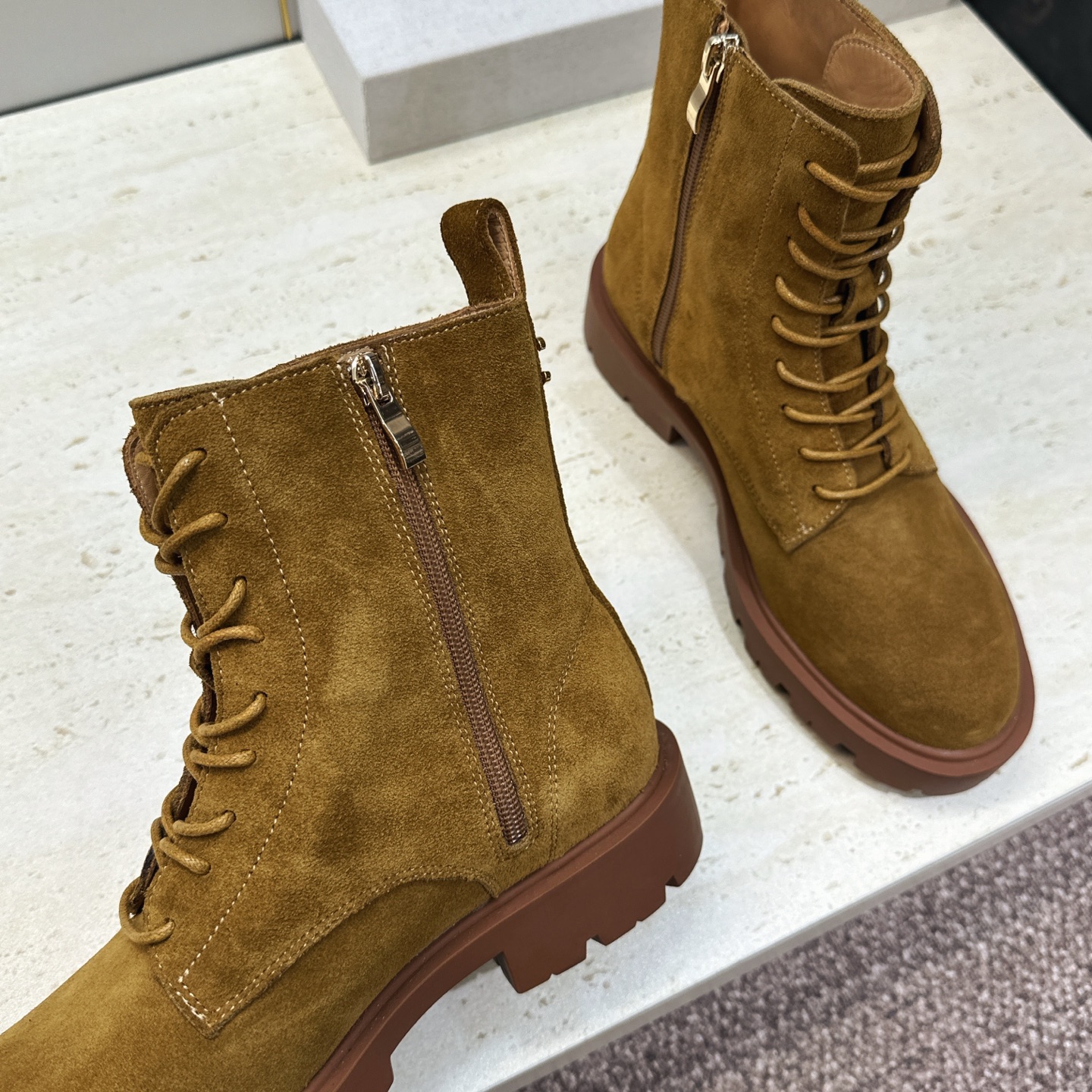 CELINE 2026秋冬新款系带机车女短靴 瑟琳字母logo厚底低跟圆头骑士军靴 材质鞋面进口小牛皮/进口羊猄皮+水染 CELINE 2026秋冬新款系带机车女短靴 瑟琳字母logo厚底低跟圆头骑士军靴 材质鞋面进口小牛皮/进口羊猄皮+水染