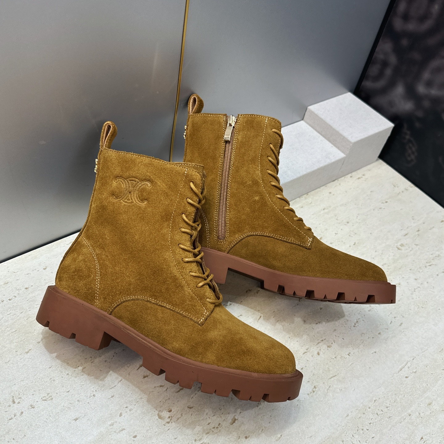 CELINE 2026秋冬新款系带机车女短靴 瑟琳字母logo厚底低跟圆头骑士军靴 材质鞋面进口小牛皮/进口羊猄皮+水染 CELINE 2026秋冬新款系带机车女短靴 瑟琳字母logo厚底低跟圆头骑士军靴 材质鞋面进口小牛皮/进口羊猄皮+水染