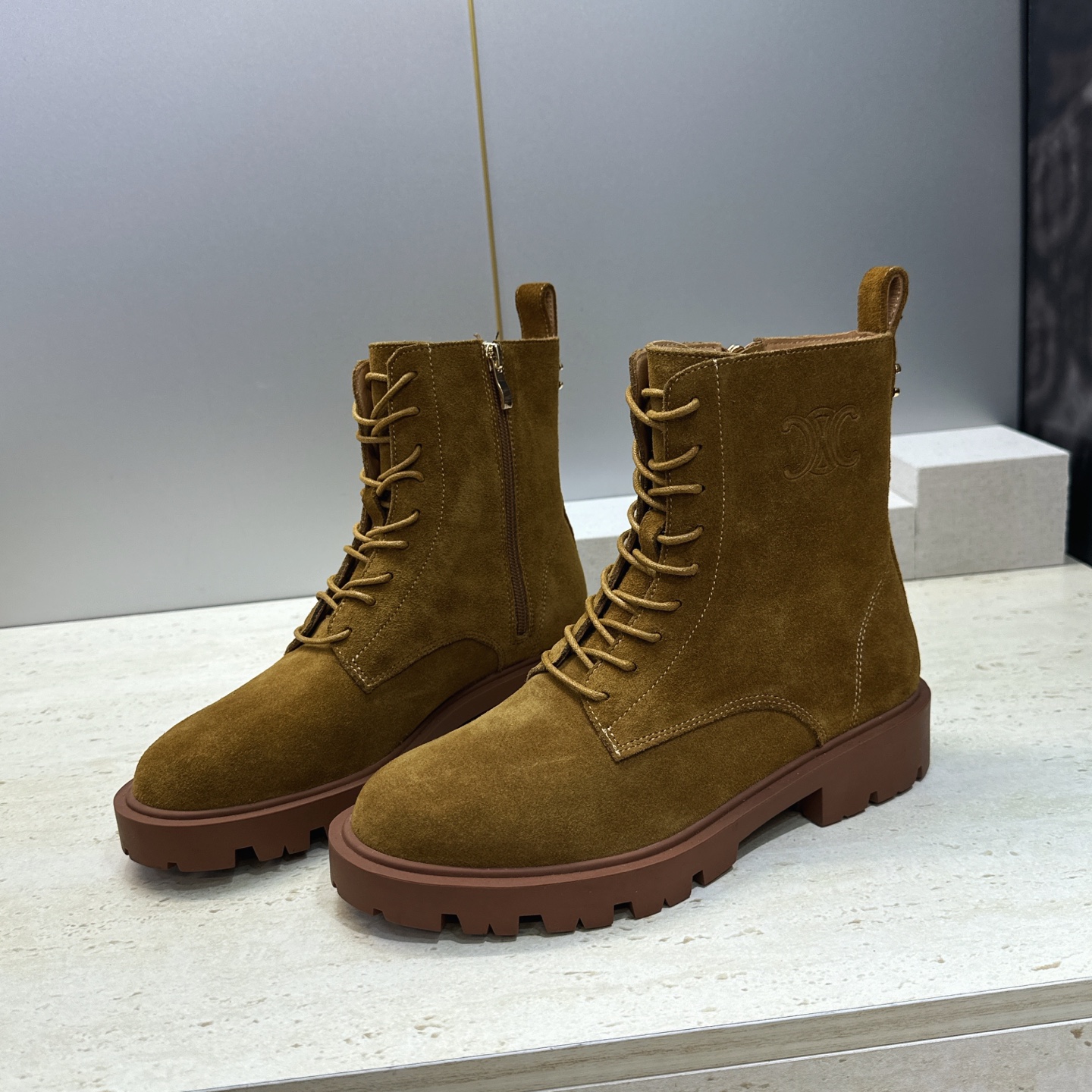 CELINE 2026秋冬新款系带机车女短靴 瑟琳字母logo厚底低跟圆头骑士军靴 材质鞋面进口小牛皮/进口羊猄皮+水染 CELINE 2026秋冬新款系带机车女短靴 瑟琳字母logo厚底低跟圆头骑士军靴 材质鞋面进口小牛皮/进口羊猄皮+水染