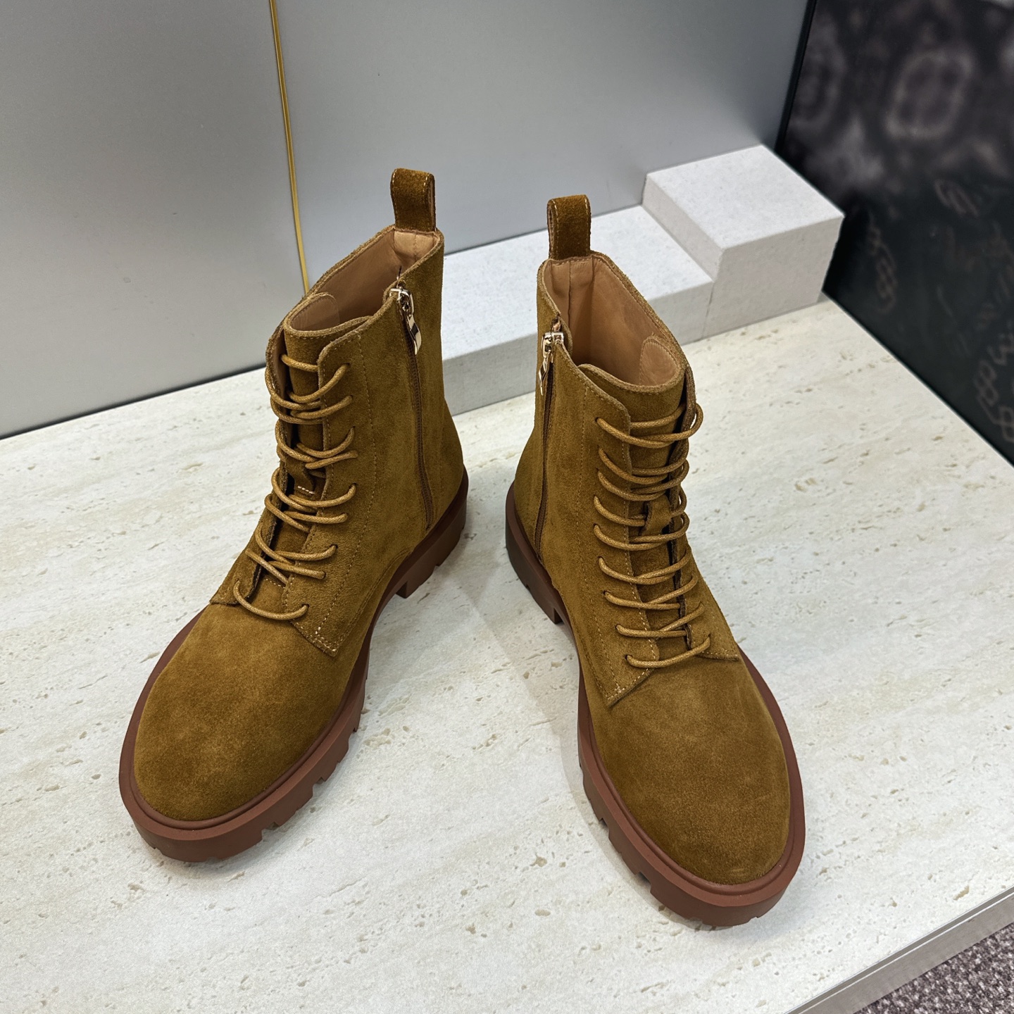 CELINE 2026秋冬新款系带机车女短靴 瑟琳字母logo厚底低跟圆头骑士军靴 材质鞋面进口小牛皮/进口羊猄皮+水染 CELINE 2026秋冬新款系带机车女短靴 瑟琳字母logo厚底低跟圆头骑士军靴 材质鞋面进口小牛皮/进口羊猄皮+水染