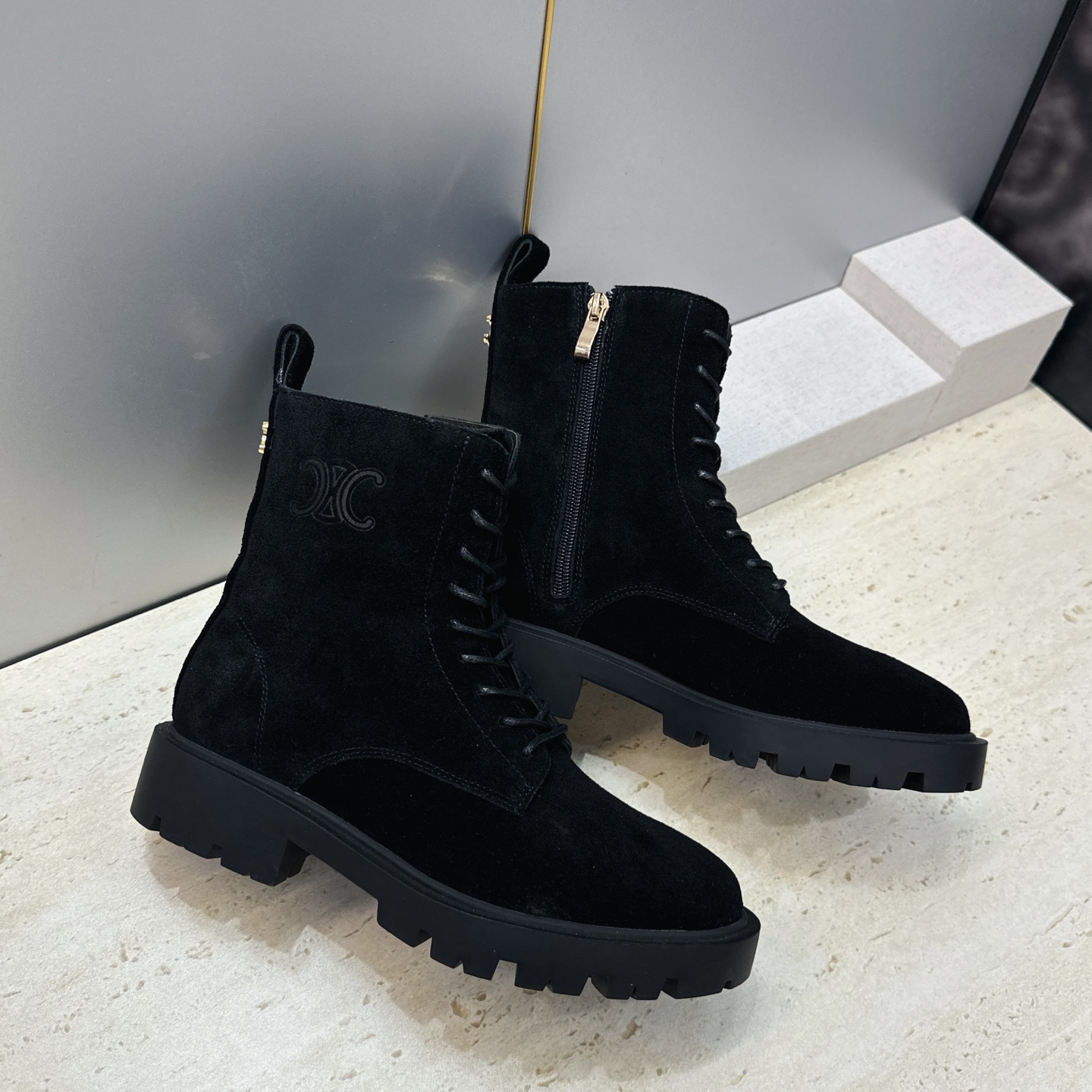 CELINE 2026秋冬新款系带机车女短靴 瑟琳字母logo厚底低跟圆头骑士军靴 材质鞋面进口小牛皮/进口羊猄皮+水染 CELINE 2026秋冬新款系带机车女短靴 瑟琳字母logo厚底低跟圆头骑士军靴 材质鞋面进口小牛皮/进口羊猄皮+水染