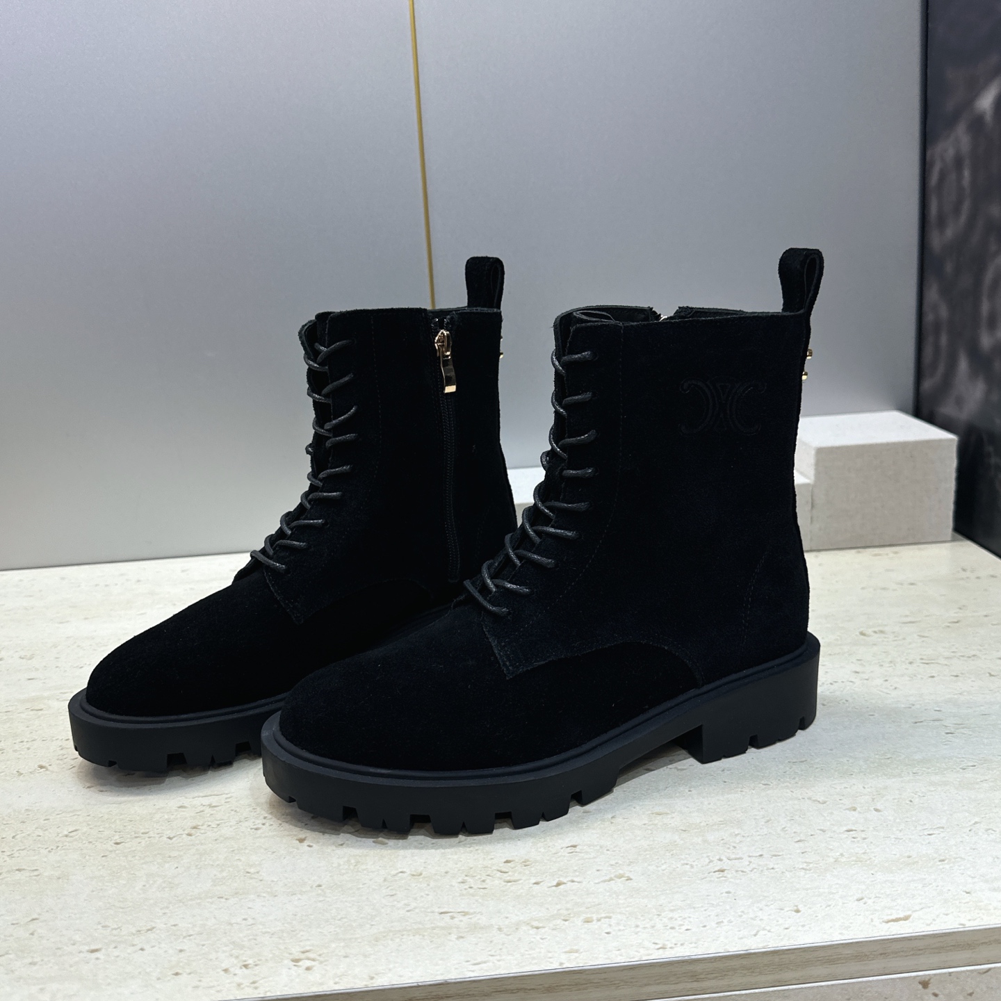 CELINE 2026秋冬新款系带机车女短靴 瑟琳字母logo厚底低跟圆头骑士军靴 材质鞋面进口小牛皮/进口羊猄皮+水染 CELINE 2026秋冬新款系带机车女短靴 瑟琳字母logo厚底低跟圆头骑士军靴 材质鞋面进口小牛皮/进口羊猄皮+水染