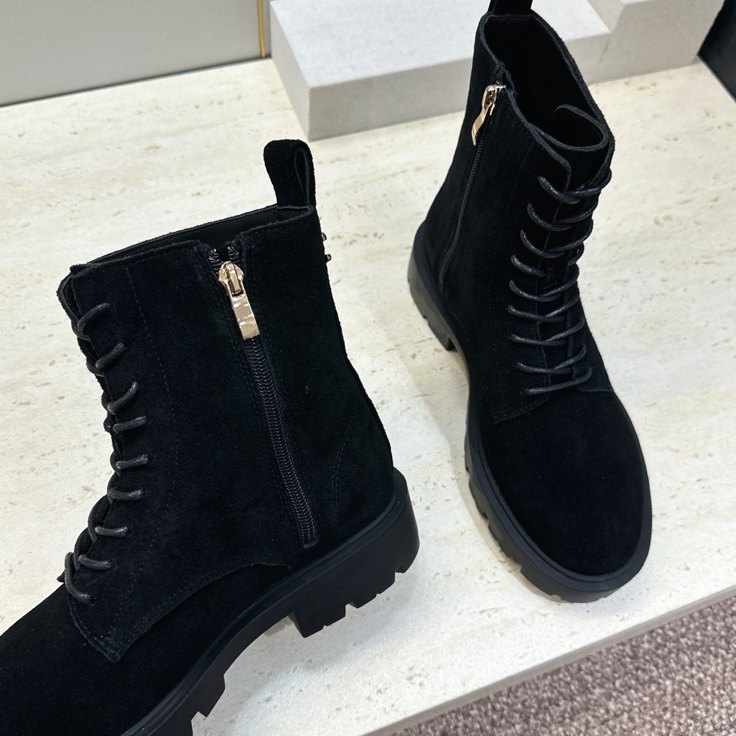 CELINE 2026秋冬新款系带机车女短靴 瑟琳字母logo厚底低跟圆头骑士军靴 材质鞋面进口小牛皮/进口羊猄皮+水染 CELINE 2026秋冬新款系带机车女短靴 瑟琳字母logo厚底低跟圆头骑士军靴 材质鞋面进口小牛皮/进口羊猄皮+水染
