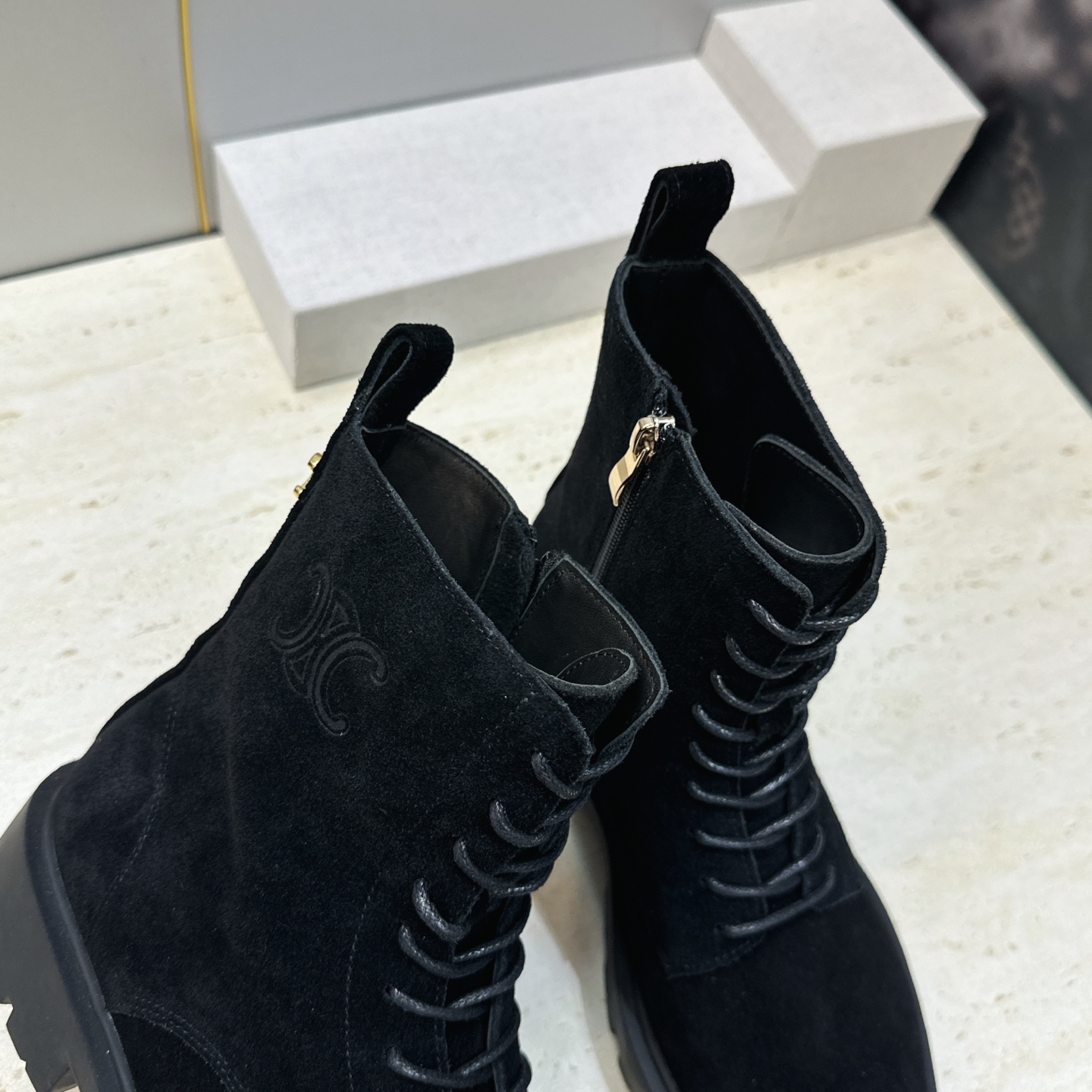 CELINE 2026秋冬新款系带机车女短靴 瑟琳字母logo厚底低跟圆头骑士军靴 材质鞋面进口小牛皮/进口羊猄皮+水染 CELINE 2026秋冬新款系带机车女短靴 瑟琳字母logo厚底低跟圆头骑士军靴 材质鞋面进口小牛皮/进口羊猄皮+水染