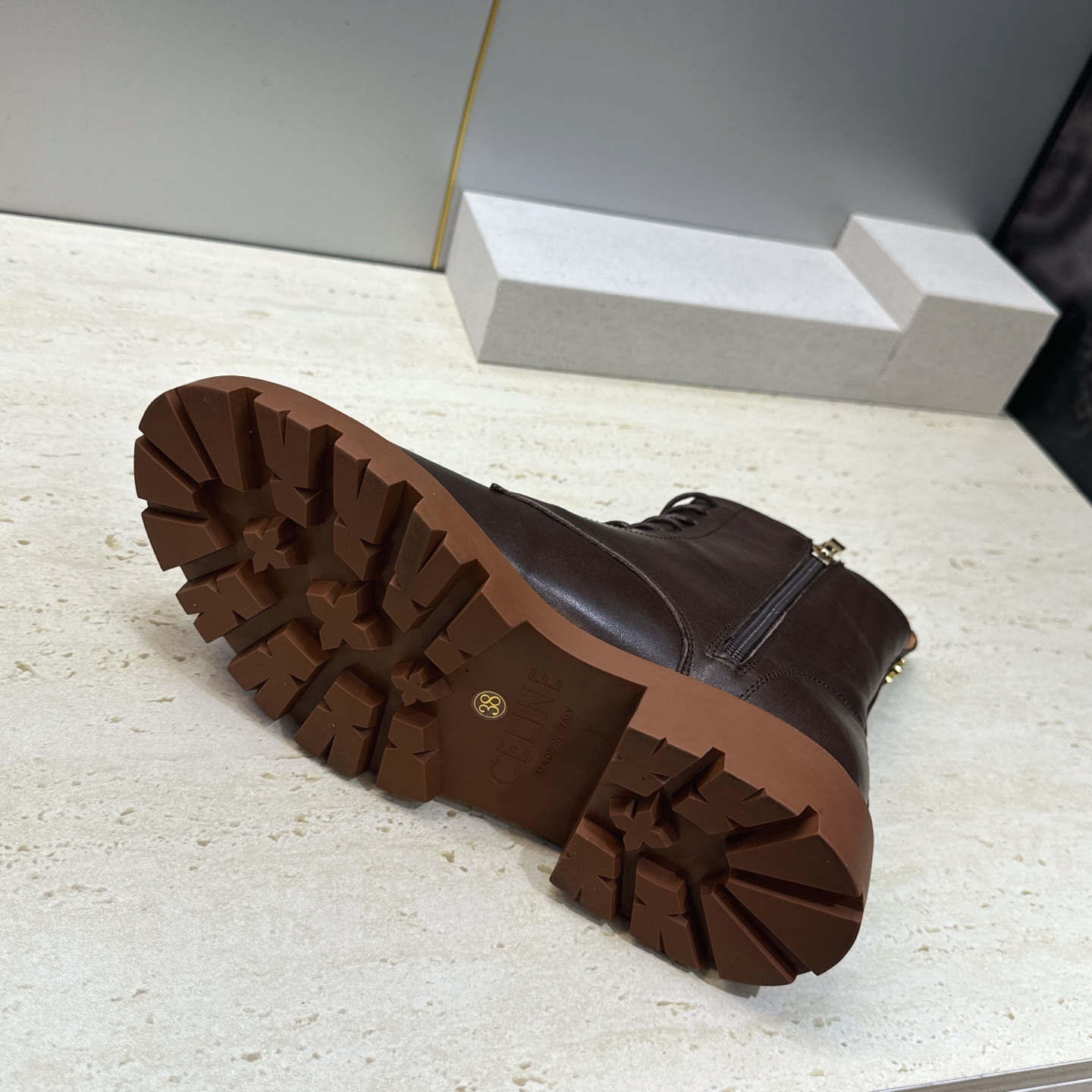 CELINE 2026秋冬新款系带机车女短靴 瑟琳字母logo厚底低跟圆头骑士军靴 材质鞋面进口小牛皮/进口羊猄皮+水染 CELINE 2026秋冬新款系带机车女短靴 瑟琳字母logo厚底低跟圆头骑士军靴 材质鞋面进口小牛皮/进口羊猄皮+水染