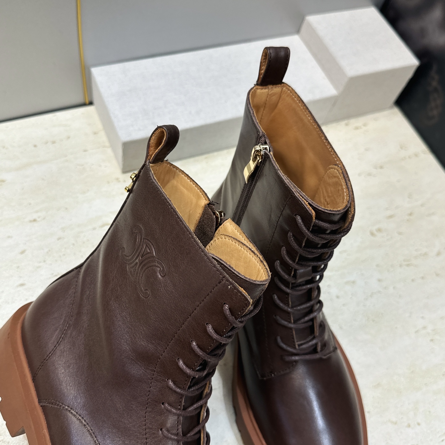 CELINE 2026秋冬新款系带机车女短靴 瑟琳字母logo厚底低跟圆头骑士军靴 材质鞋面进口小牛皮/进口羊猄皮+水染 CELINE 2026秋冬新款系带机车女短靴 瑟琳字母logo厚底低跟圆头骑士军靴 材质鞋面进口小牛皮/进口羊猄皮+水染