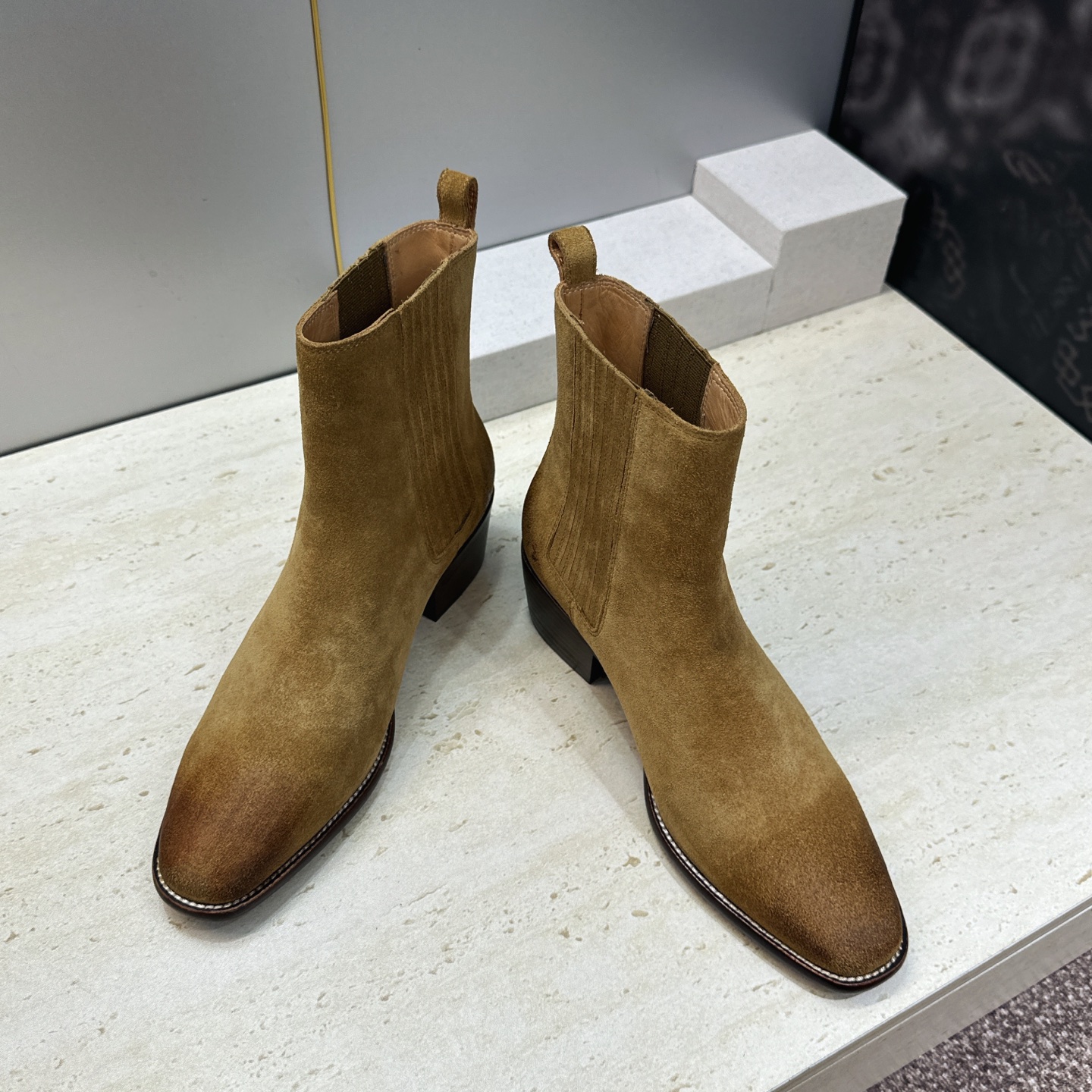 CELINE 2026秋冬新款游牧风格机车女短靴 瑟琳字母logo粗跟尖头切尔西骑士靴 材质鞋面定制进口小牛皮/进口羊猄 CELINE 2026秋冬新款游牧风格机车女短靴 瑟琳字母logo粗跟尖头切尔西骑士靴 材质鞋面定制进口小牛皮/进口羊猄