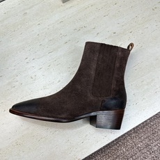 CELINE 2026秋冬新款游牧风格机车女短靴 瑟琳字母logo粗跟尖头切尔西骑士靴 材质鞋面定制进口小牛皮/进口羊猄 CELINE 2026秋冬新款游牧风格机车女短靴 瑟琳字母logo粗跟尖头切尔西骑士靴 材质鞋面定制进口小牛皮/进口羊猄
