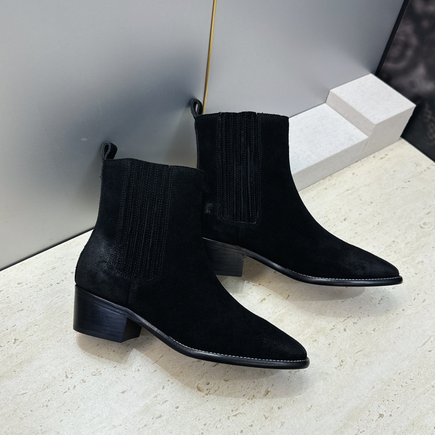 CELINE 2026秋冬新款游牧风格机车女短靴 瑟琳字母logo粗跟尖头切尔西骑士靴 材质鞋面定制进口小牛皮/进口羊猄 CELINE 2026秋冬新款游牧风格机车女短靴 瑟琳字母logo粗跟尖头切尔西骑士靴 材质鞋面定制进口小牛皮/进口羊猄