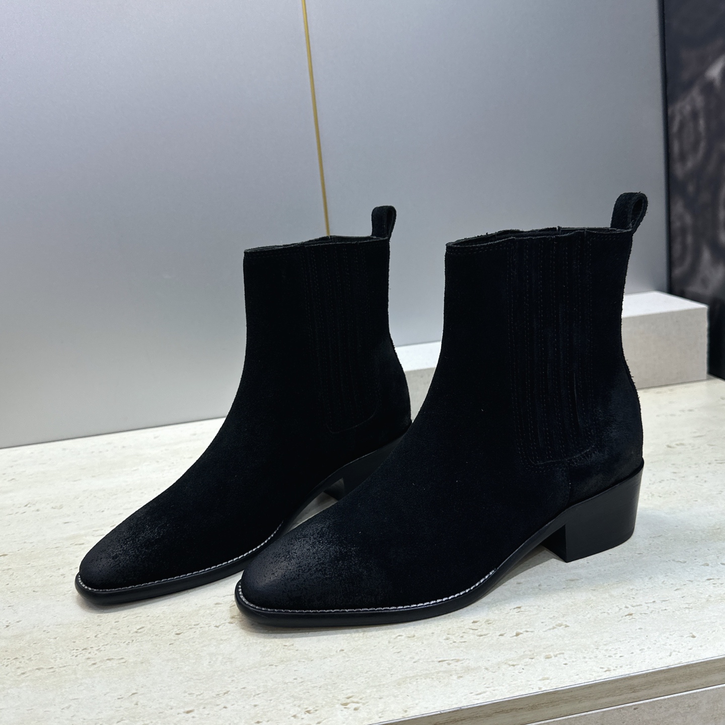 CELINE 2026秋冬新款游牧风格机车女短靴 瑟琳字母logo粗跟尖头切尔西骑士靴 材质鞋面定制进口小牛皮/进口羊猄 CELINE 2026秋冬新款游牧风格机车女短靴 瑟琳字母logo粗跟尖头切尔西骑士靴 材质鞋面定制进口小牛皮/进口羊猄