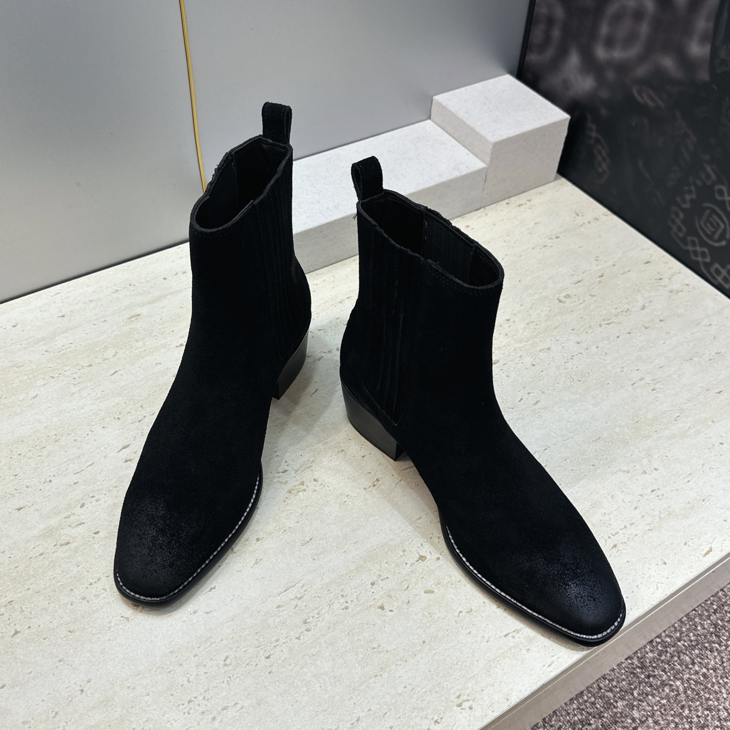CELINE 2026秋冬新款游牧风格机车女短靴 瑟琳字母logo粗跟尖头切尔西骑士靴 材质鞋面定制进口小牛皮/进口羊猄 CELINE 2026秋冬新款游牧风格机车女短靴 瑟琳字母logo粗跟尖头切尔西骑士靴 材质鞋面定制进口小牛皮/进口羊猄