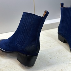CELINE 2026秋冬新款游牧风格机车女短靴 瑟琳字母logo粗跟尖头切尔西骑士靴 材质鞋面定制进口小牛皮/进口羊猄 CELINE 2026秋冬新款游牧风格机车女短靴 瑟琳字母logo粗跟尖头切尔西骑士靴 材质鞋面定制进口小牛皮/进口羊猄