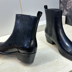 CELINE 2026秋冬新款游牧风格机车女短靴 瑟琳字母logo粗跟尖头切尔西骑士靴 材质鞋面定制进口小牛皮/进口羊猄 CELINE 2026秋冬新款游牧风格机车女短靴 瑟琳字母logo粗跟尖头切尔西骑士靴 材质鞋面定制进口小牛皮/进口羊猄