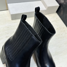CELINE 2026秋冬新款游牧风格机车女短靴 瑟琳字母logo粗跟尖头切尔西骑士靴 材质鞋面定制进口小牛皮/进口羊猄 CELINE 2026秋冬新款游牧风格机车女短靴 瑟琳字母logo粗跟尖头切尔西骑士靴 材质鞋面定制进口小牛皮/进口羊猄