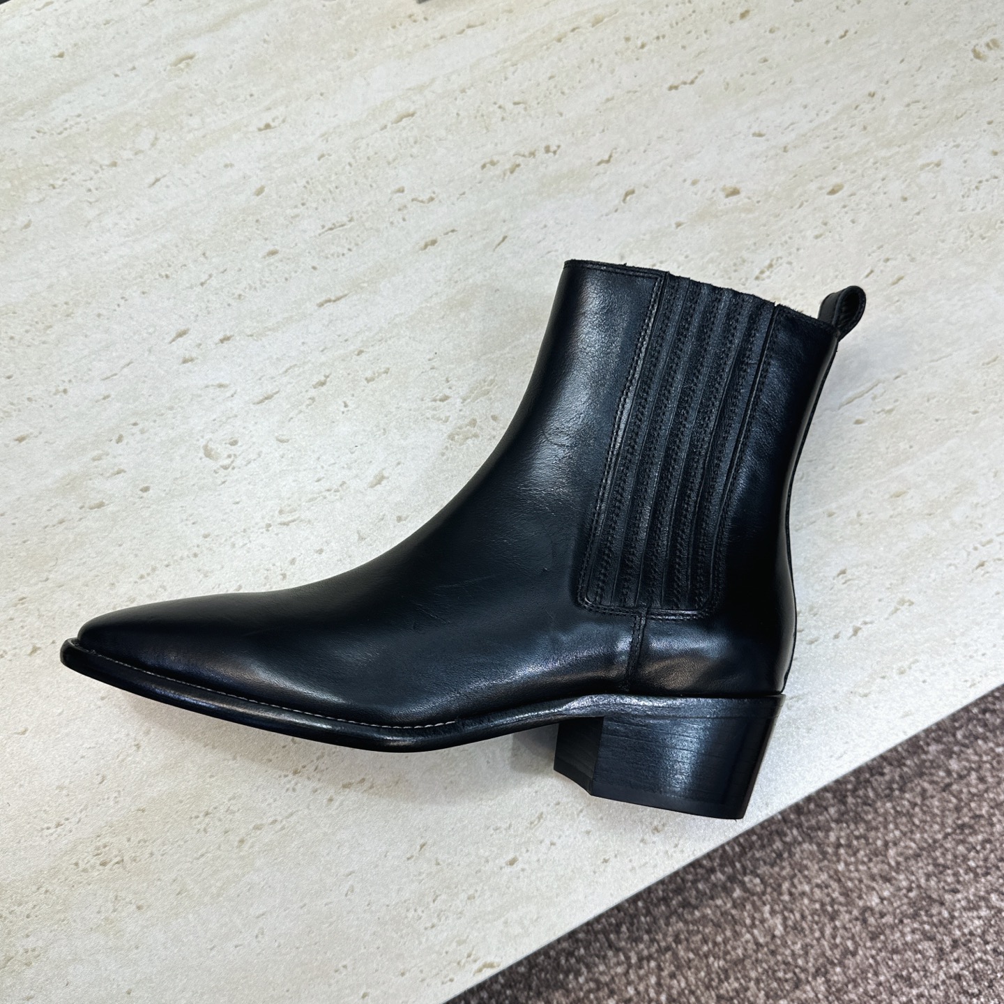 CELINE 2026秋冬新款游牧风格机车女短靴 瑟琳字母logo粗跟尖头切尔西骑士靴 材质鞋面定制进口小牛皮/进口羊猄 CELINE 2026秋冬新款游牧风格机车女短靴 瑟琳字母logo粗跟尖头切尔西骑士靴 材质鞋面定制进口小牛皮/进口羊猄