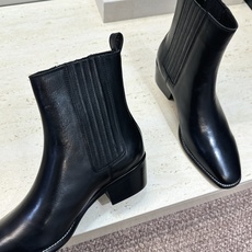 CELINE 2026秋冬新款游牧风格机车女短靴 瑟琳字母logo粗跟尖头切尔西骑士靴 材质鞋面定制进口小牛皮/进口羊猄 CELINE 2026秋冬新款游牧风格机车女短靴 瑟琳字母logo粗跟尖头切尔西骑士靴 材质鞋面定制进口小牛皮/进口羊猄