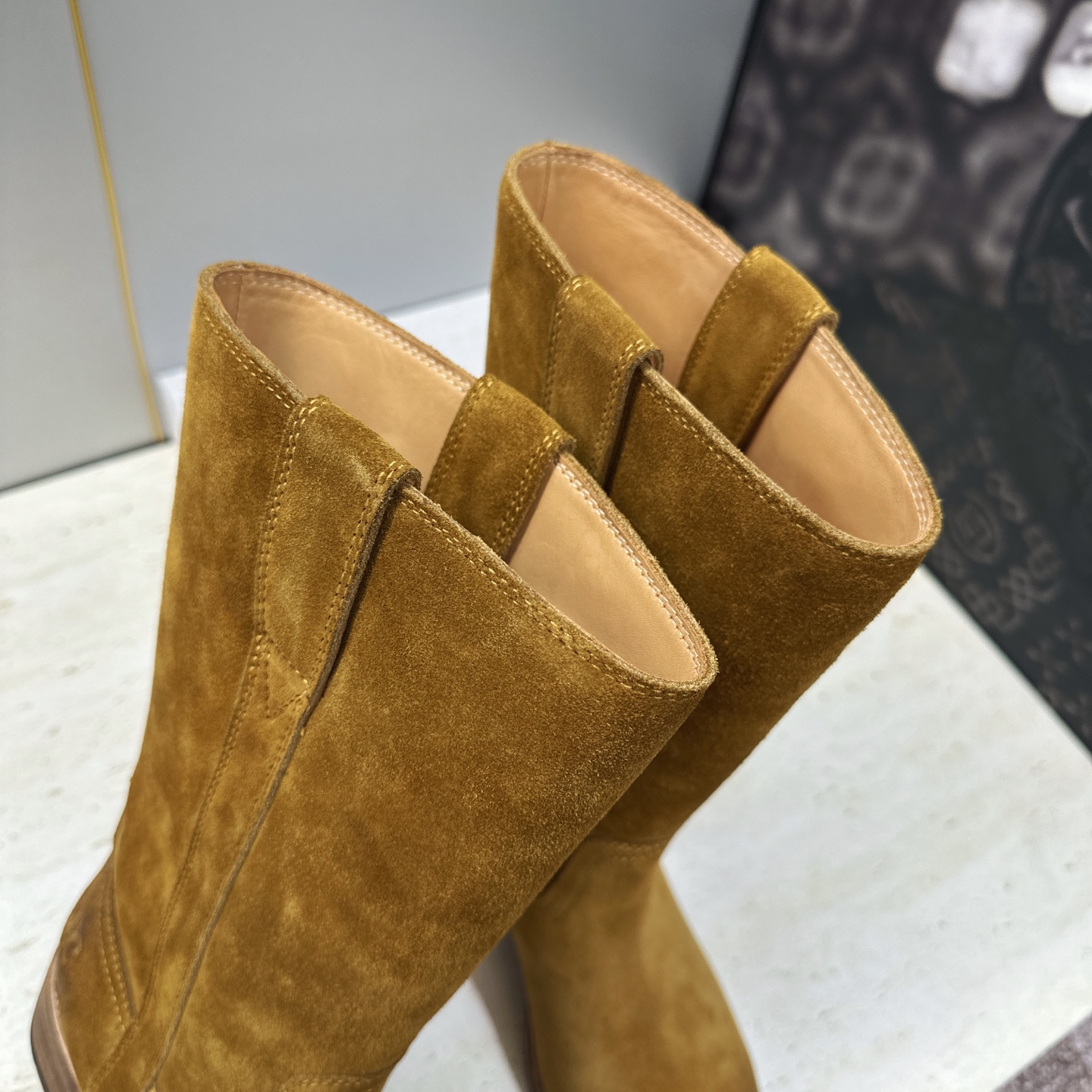 CELINE 2026秋冬新款游牧风格中筒机车女靴 瑟琳字母logo低跟圆头一脚蹬骑士靴 材质:鞋面定制进口小牛皮/进口