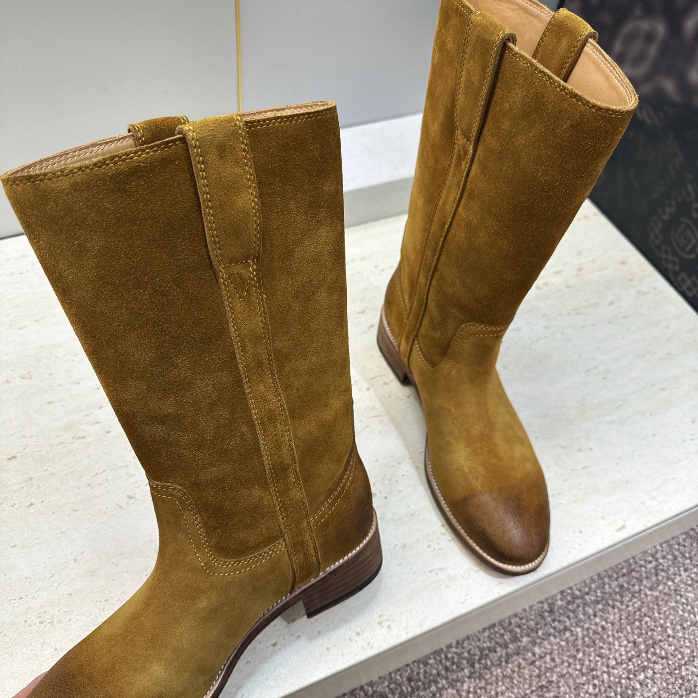 CELINE 2026秋冬新款游牧风格中筒机车女靴 瑟琳字母logo低跟圆头一脚蹬骑士靴 材质:鞋面定制进口小牛皮/进口