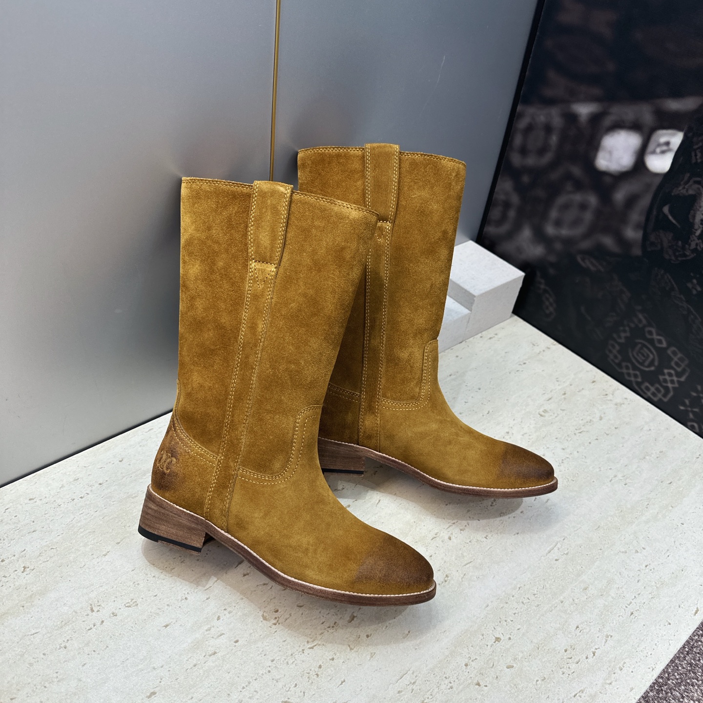 CELINE 2026秋冬新款游牧风格中筒机车女靴 瑟琳字母logo低跟圆头一脚蹬骑士靴 材质:鞋面定制进口小牛皮/进口