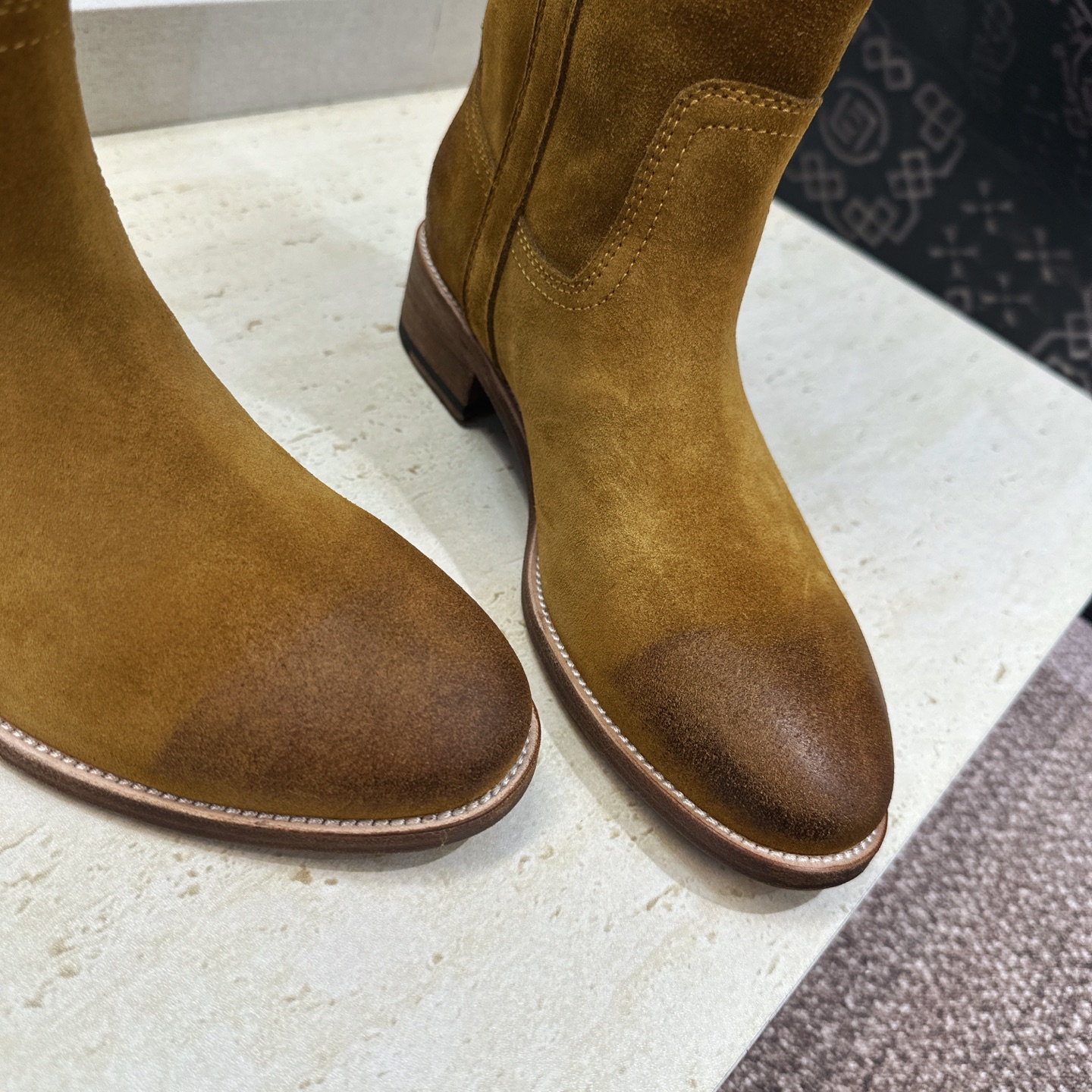 CELINE 2026秋冬新款游牧风格中筒机车女靴 瑟琳字母logo低跟圆头一脚蹬骑士靴 材质:鞋面定制进口小牛皮/进口