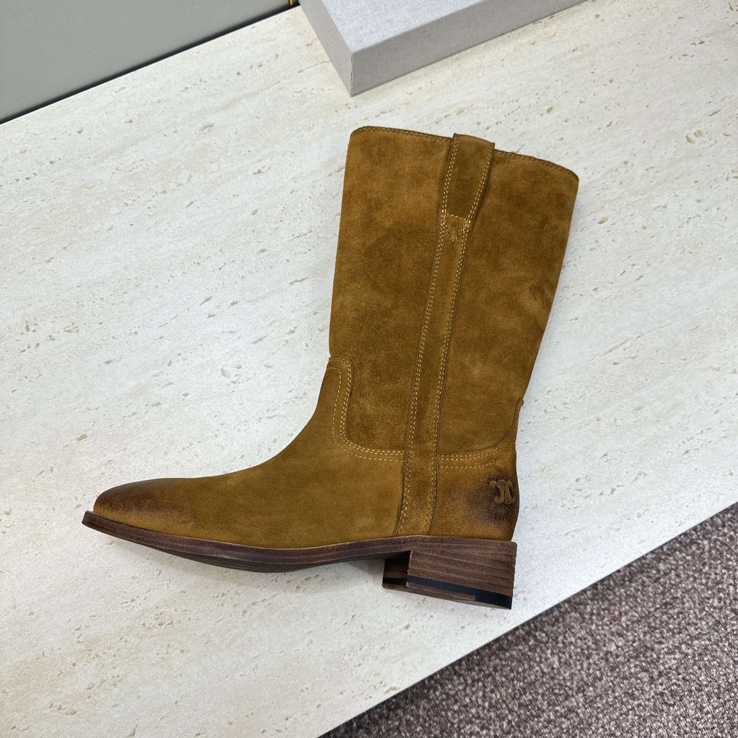 CELINE 2026秋冬新款游牧风格中筒机车女靴 瑟琳字母logo低跟圆头一脚蹬骑士靴 材质:鞋面定制进口小牛皮/进口
