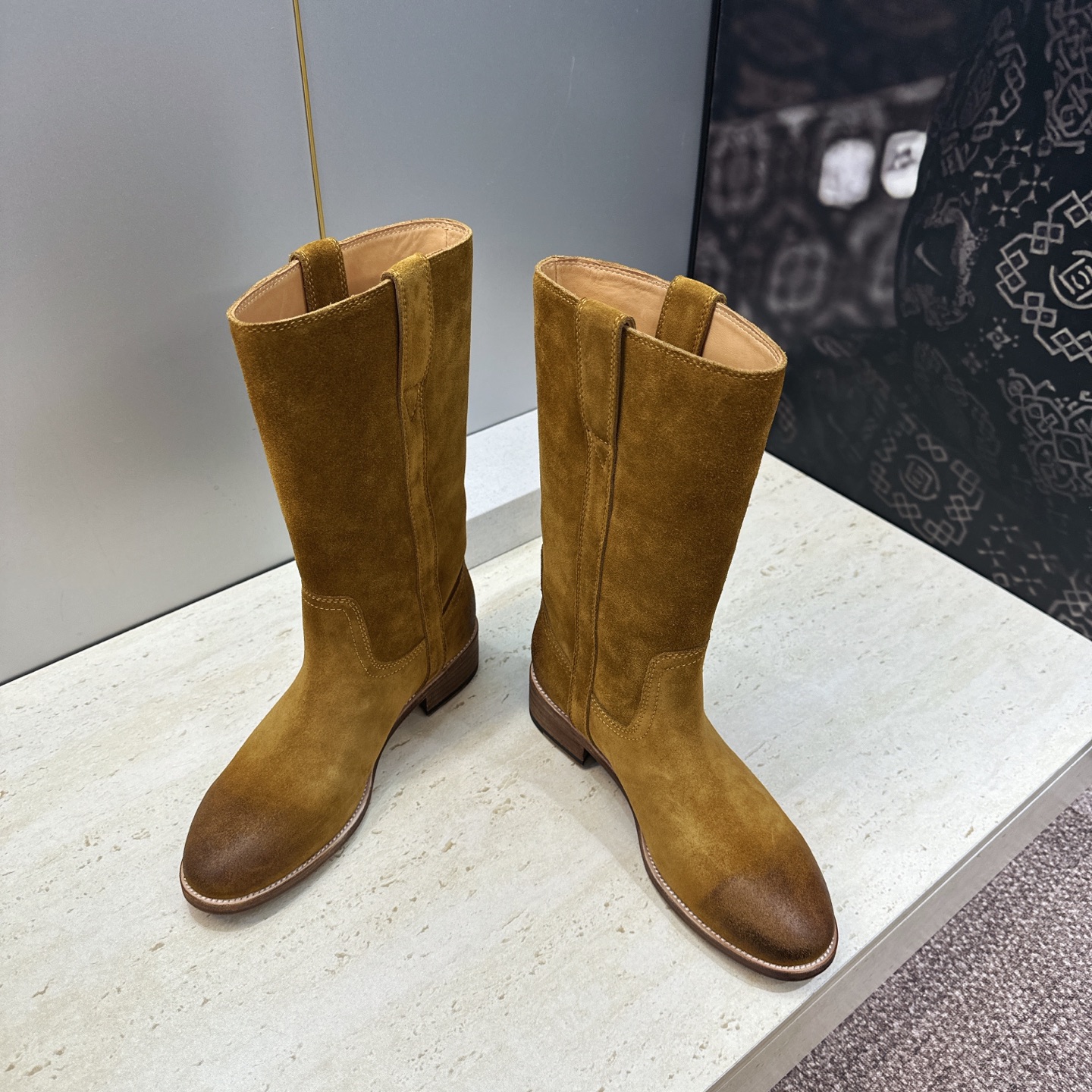 CELINE 2026秋冬新款游牧风格中筒机车女靴 瑟琳字母logo低跟圆头一脚蹬骑士靴 材质:鞋面定制进口小牛皮/进口