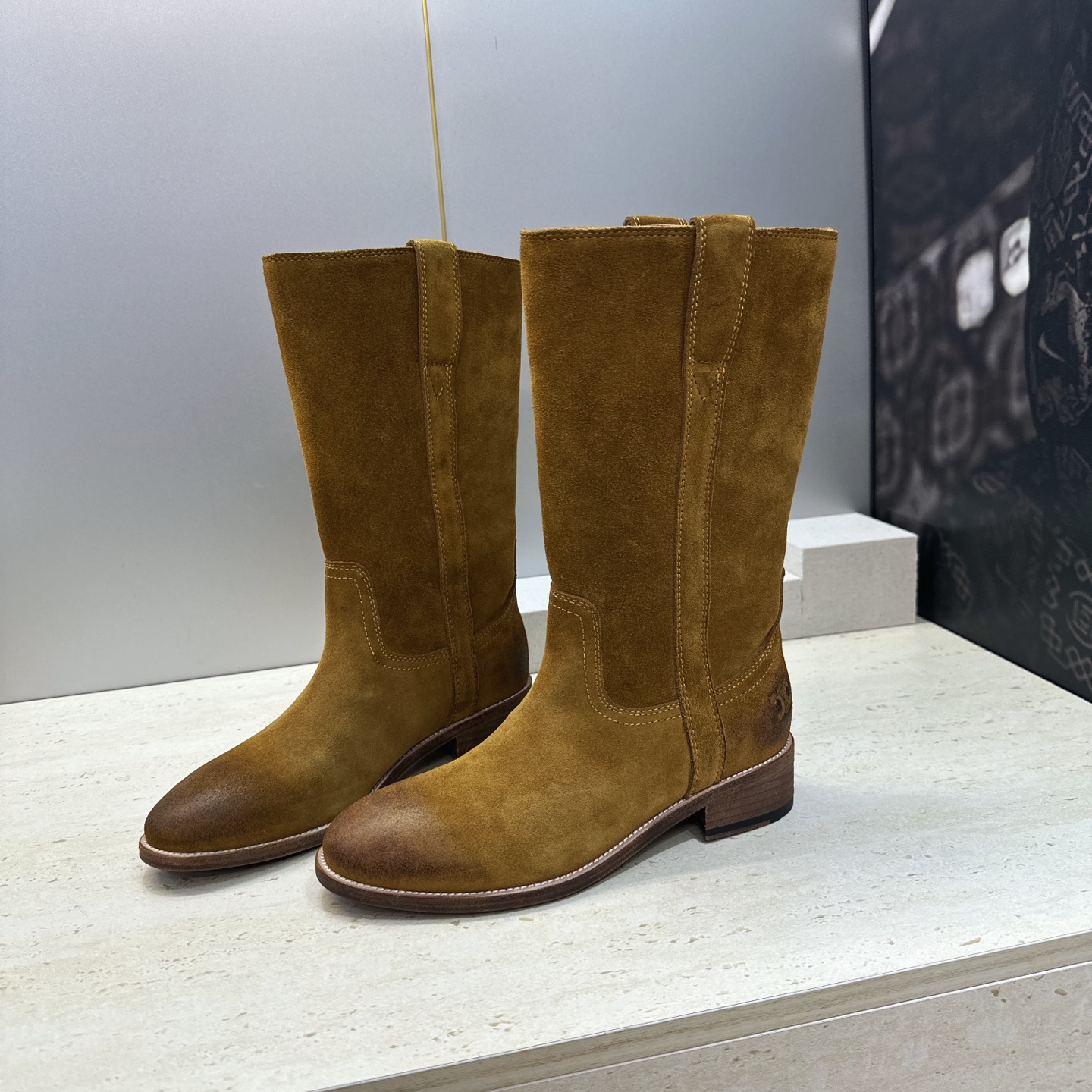 CELINE 2026秋冬新款游牧风格中筒机车女靴 瑟琳字母logo低跟圆头一脚蹬骑士靴 材质:鞋面定制进口小牛皮/进口
