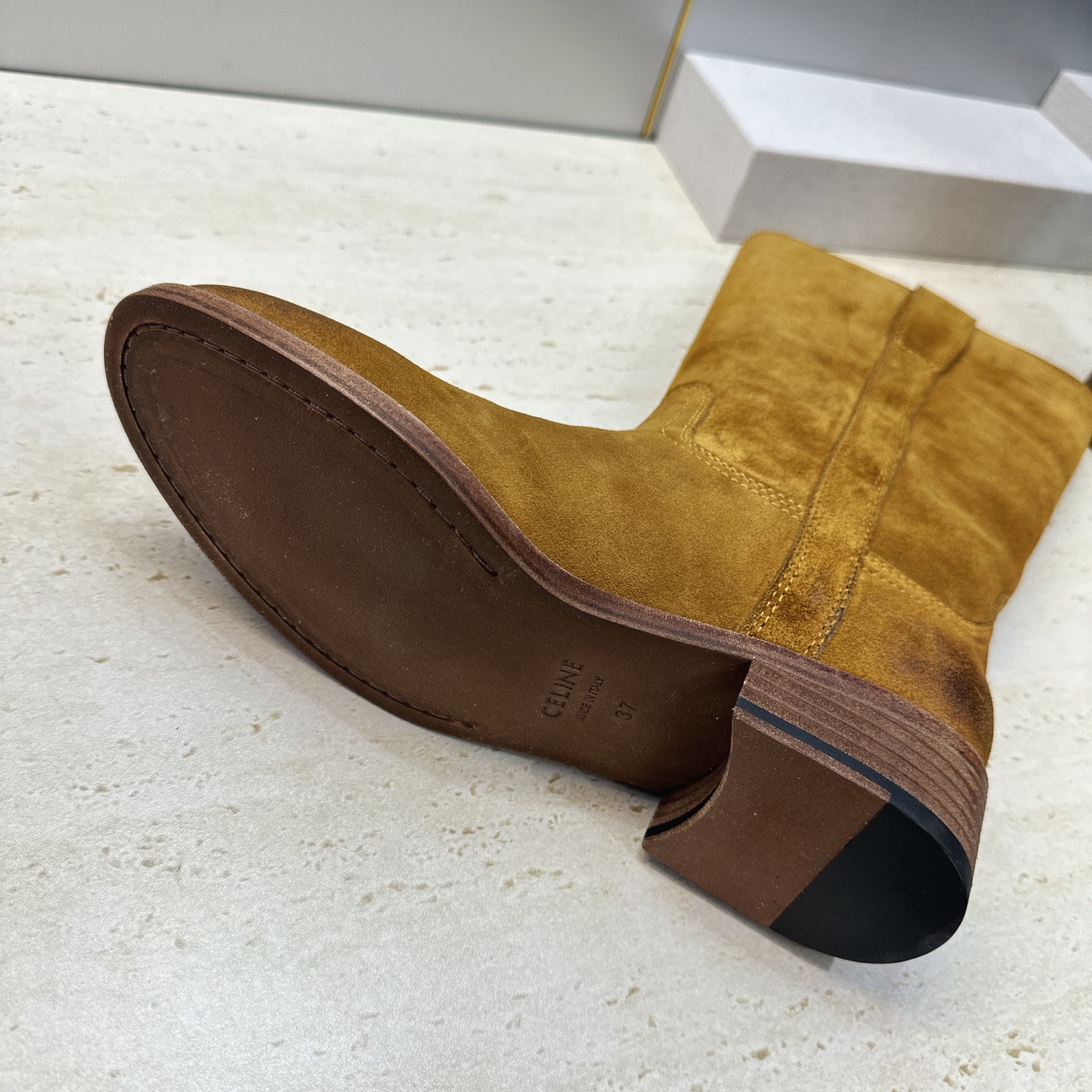 CELINE 2026秋冬新款游牧风格中筒机车女靴 瑟琳字母logo低跟圆头一脚蹬骑士靴 材质:鞋面定制进口小牛皮/进口