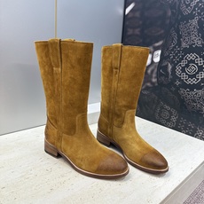 CELINE 2026秋冬新款游牧风格中筒机车女靴 瑟琳字母logo低跟圆头一脚蹬骑士靴 材质:鞋面定制进口小牛皮/进口 CELINE 2026秋冬新款游牧风格中筒机车女靴 瑟琳字母logo低跟圆头一脚蹬骑士靴 材质:鞋面定制进口小牛皮/进口