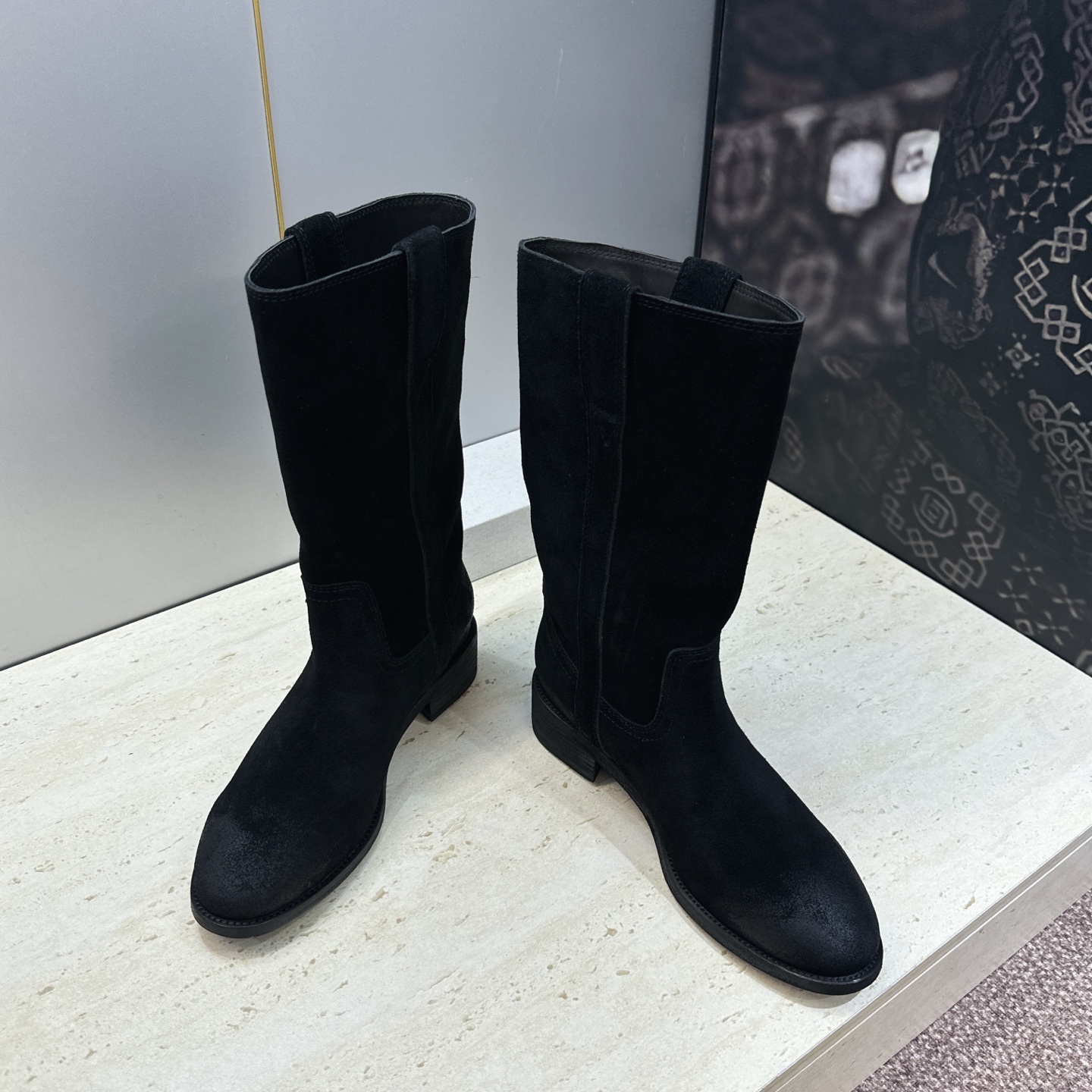 CELINE 2026秋冬新款游牧风格中筒机车女靴 瑟琳字母logo低跟圆头一脚蹬骑士靴 材质:鞋面定制进口小牛皮/进口