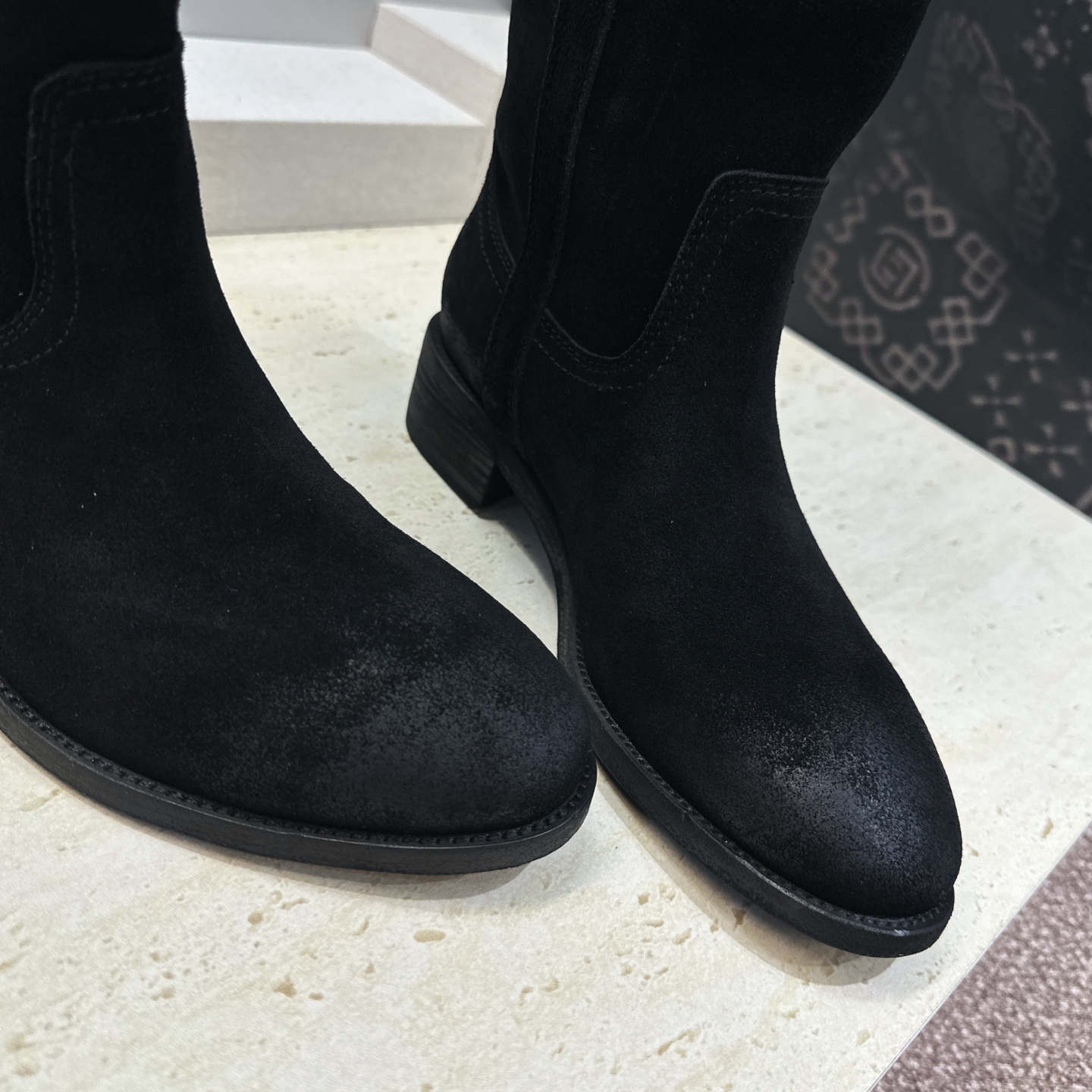 CELINE 2026秋冬新款游牧风格中筒机车女靴 瑟琳字母logo低跟圆头一脚蹬骑士靴 材质:鞋面定制进口小牛皮/进口