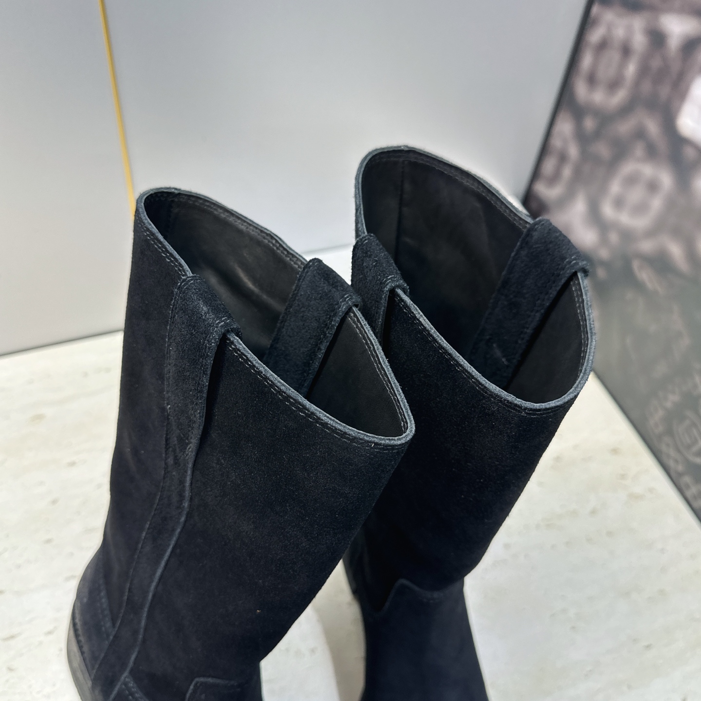 CELINE 2026秋冬新款游牧风格中筒机车女靴 瑟琳字母logo低跟圆头一脚蹬骑士靴 材质:鞋面定制进口小牛皮/进口