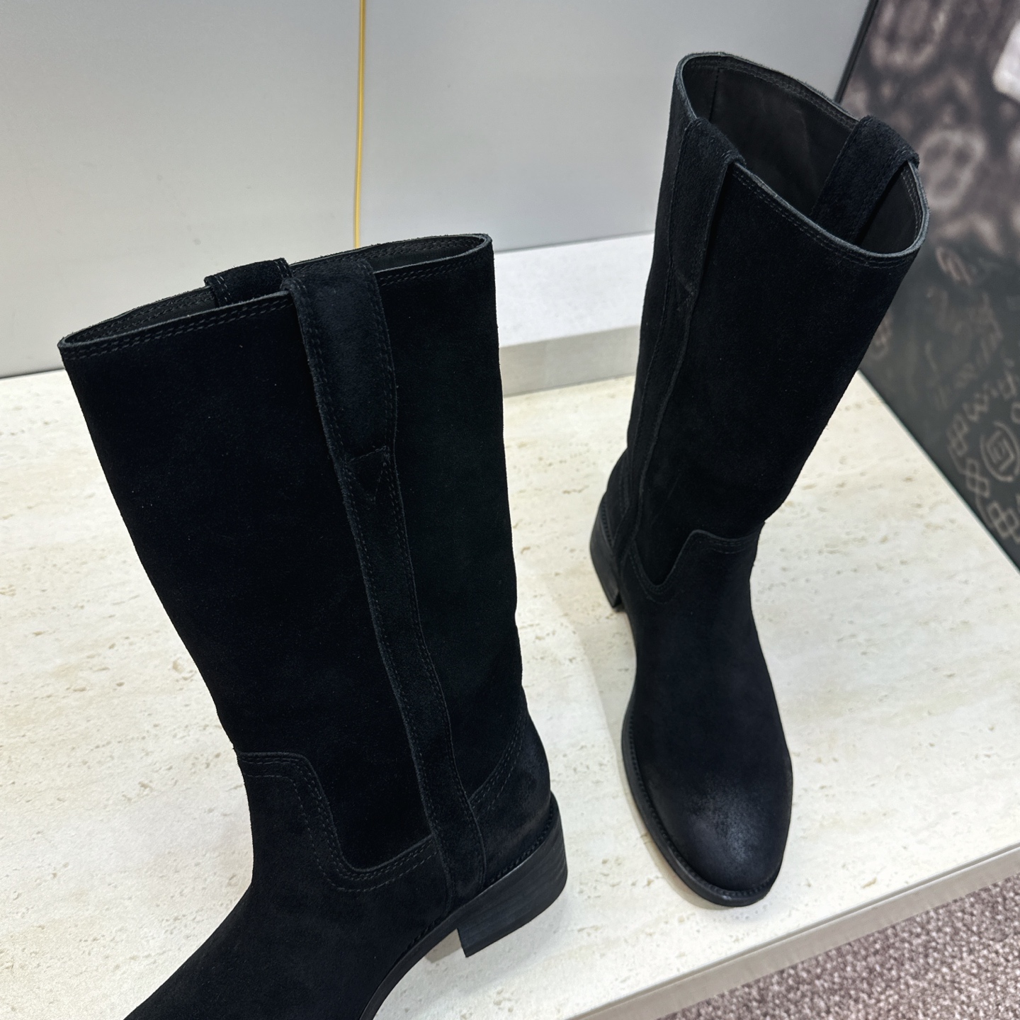 CELINE 2026秋冬新款游牧风格中筒机车女靴 瑟琳字母logo低跟圆头一脚蹬骑士靴 材质:鞋面定制进口小牛皮/进口
