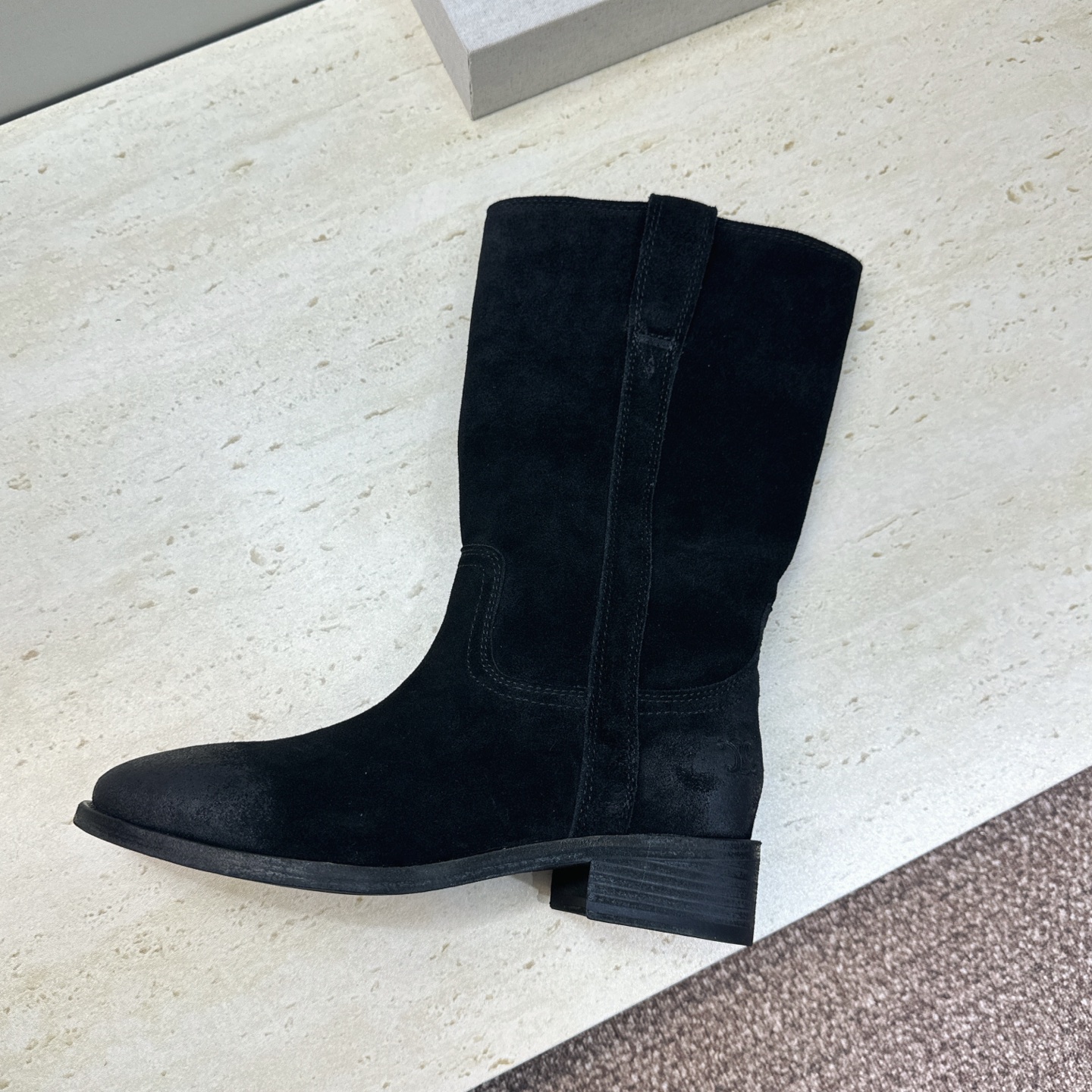 CELINE 2026秋冬新款游牧风格中筒机车女靴 瑟琳字母logo低跟圆头一脚蹬骑士靴 材质:鞋面定制进口小牛皮/进口