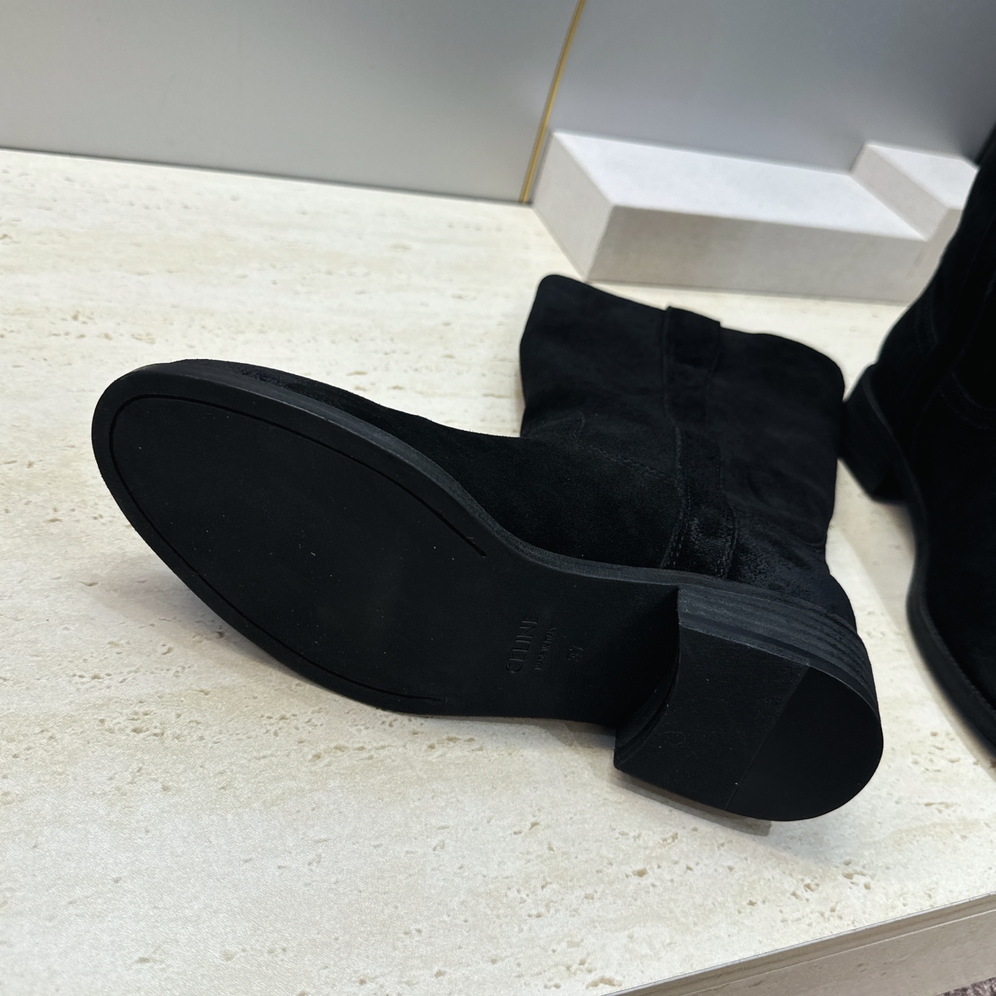 CELINE 2026秋冬新款游牧风格中筒机车女靴 瑟琳字母logo低跟圆头一脚蹬骑士靴 材质:鞋面定制进口小牛皮/进口
