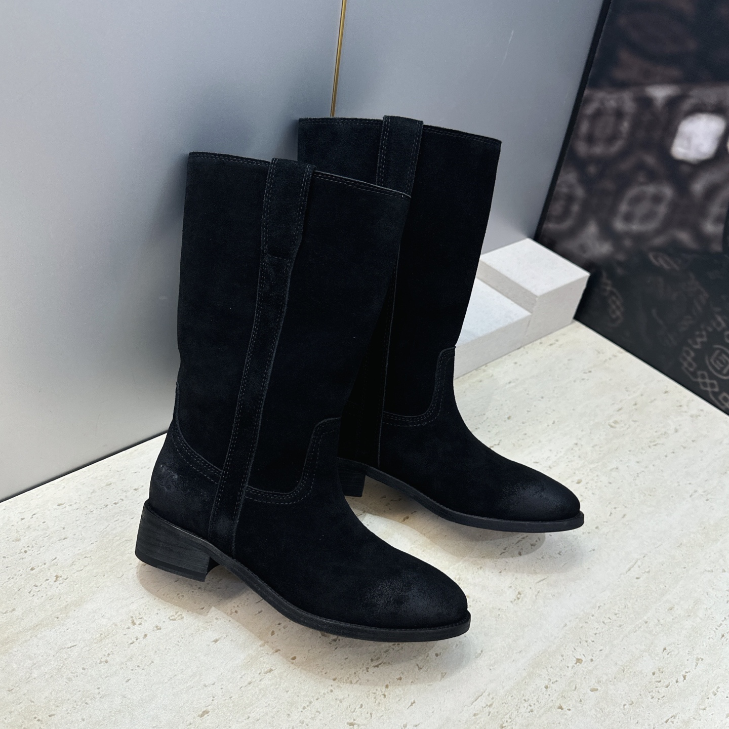 CELINE 2026秋冬新款游牧风格中筒机车女靴 瑟琳字母logo低跟圆头一脚蹬骑士靴 材质:鞋面定制进口小牛皮/进口