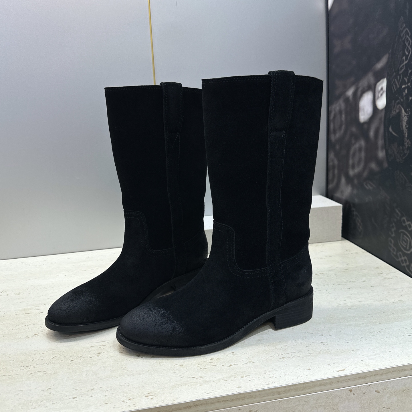 CELINE 2026秋冬新款游牧风格中筒机车女靴 瑟琳字母logo低跟圆头一脚蹬骑士靴 材质:鞋面定制进口小牛皮/进口