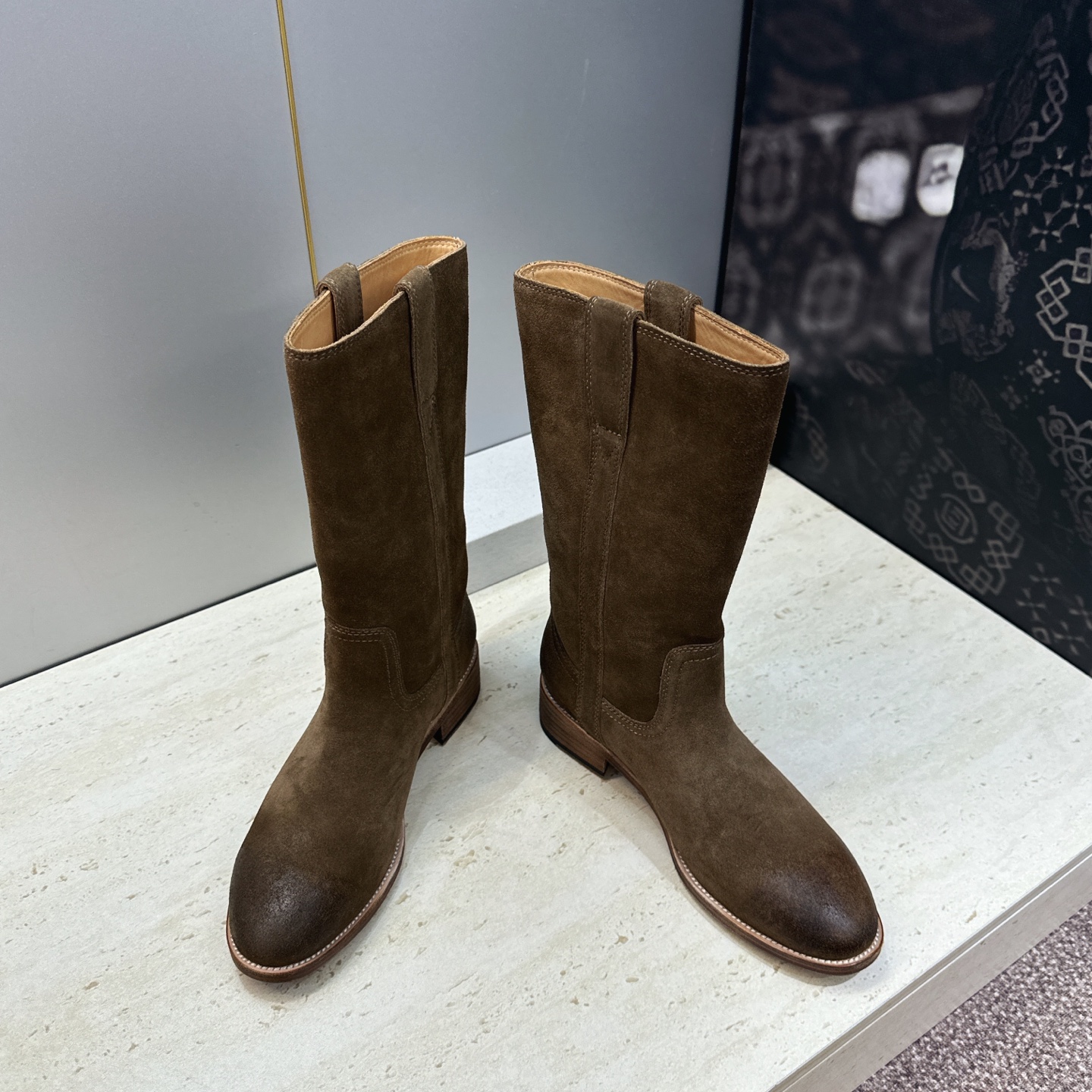 CELINE 2026秋冬新款游牧风格中筒机车女靴 瑟琳字母logo低跟圆头一脚蹬骑士靴 材质:鞋面定制进口小牛皮/进口