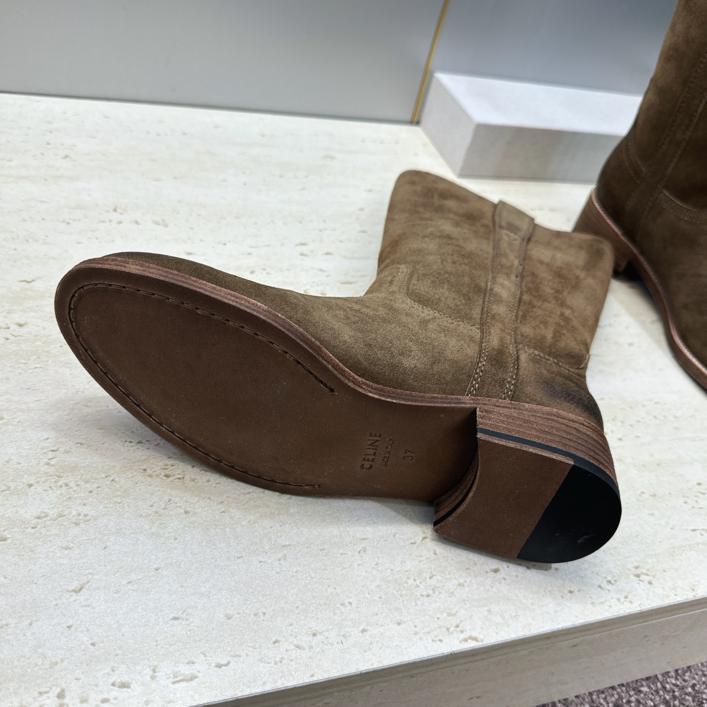 CELINE 2026秋冬新款游牧风格中筒机车女靴 瑟琳字母logo低跟圆头一脚蹬骑士靴 材质:鞋面定制进口小牛皮/进口