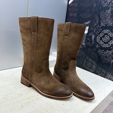 CELINE 2026秋冬新款游牧风格中筒机车女靴 瑟琳字母logo低跟圆头一脚蹬骑士靴 材质:鞋面定制进口小牛皮/进口 CELINE 2026秋冬新款游牧风格中筒机车女靴 瑟琳字母logo低跟圆头一脚蹬骑士靴 材质:鞋面定制进口小牛皮/进口