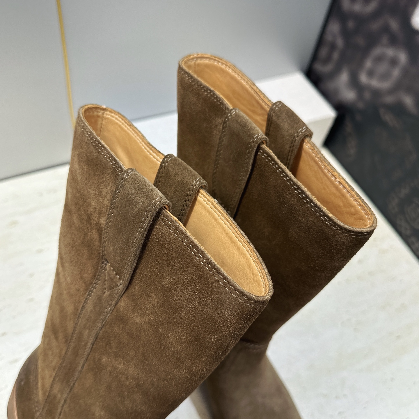 CELINE 2026秋冬新款游牧风格中筒机车女靴 瑟琳字母logo低跟圆头一脚蹬骑士靴 材质:鞋面定制进口小牛皮/进口