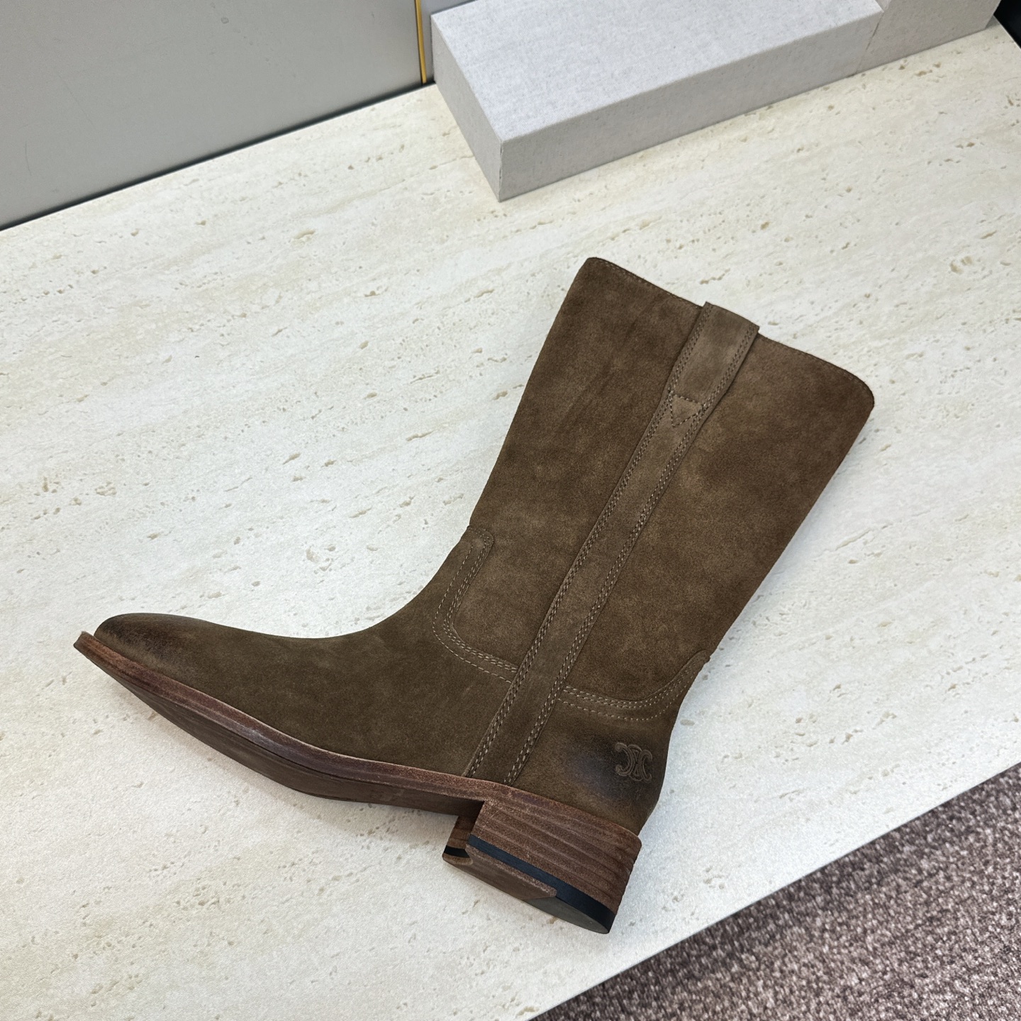 CELINE 2026秋冬新款游牧风格中筒机车女靴 瑟琳字母logo低跟圆头一脚蹬骑士靴 材质:鞋面定制进口小牛皮/进口