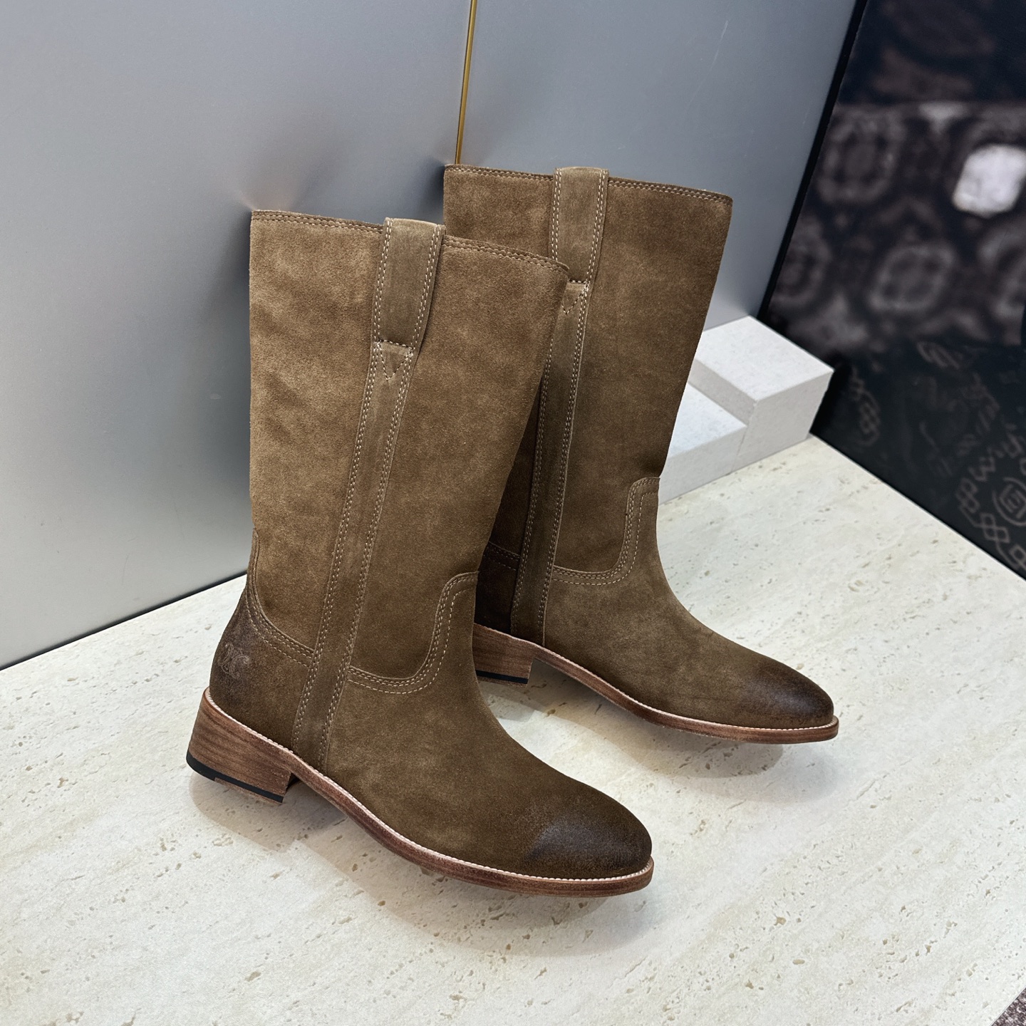CELINE 2026秋冬新款游牧风格中筒机车女靴 瑟琳字母logo低跟圆头一脚蹬骑士靴 材质:鞋面定制进口小牛皮/进口